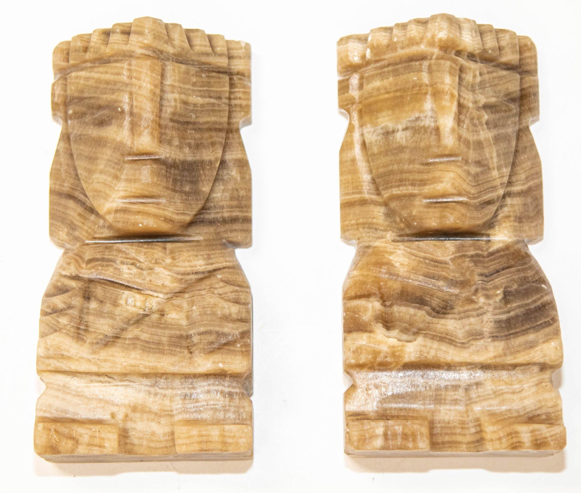 Serre-livres vintage mexicain sculpté Aztec Mayan Figure Onyx Stone 1950s en vente 7