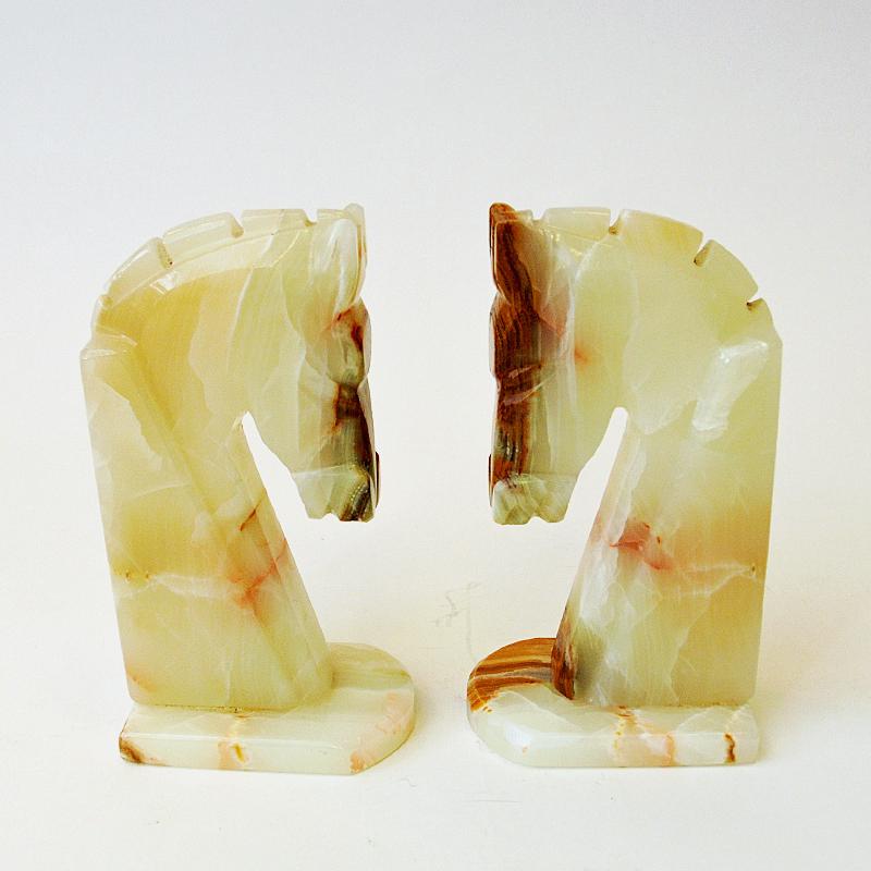 Vintage Pair of Handacarved Onyx Horseheads Bookends, 1970s Italy In Good Condition In Stockholm, SE