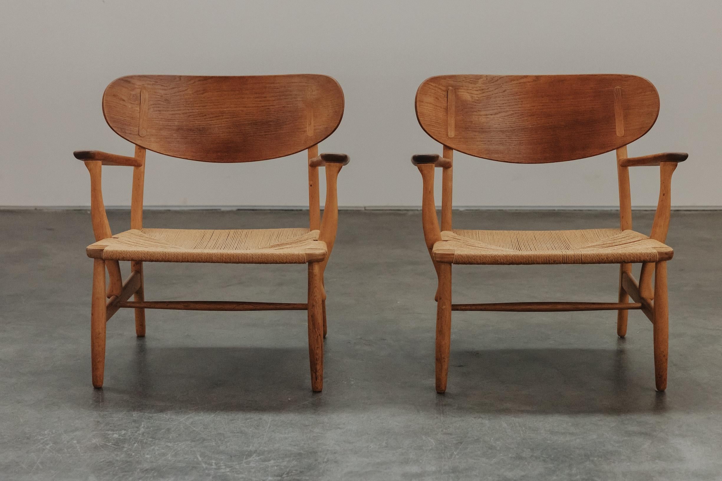 Vintage Paire de chaises longues Hans Wegner CIRCA du Danemark, Circa 1960.  Structure en chêne massif avec sièges en corde de papier.  Belle patine et utilisation.
