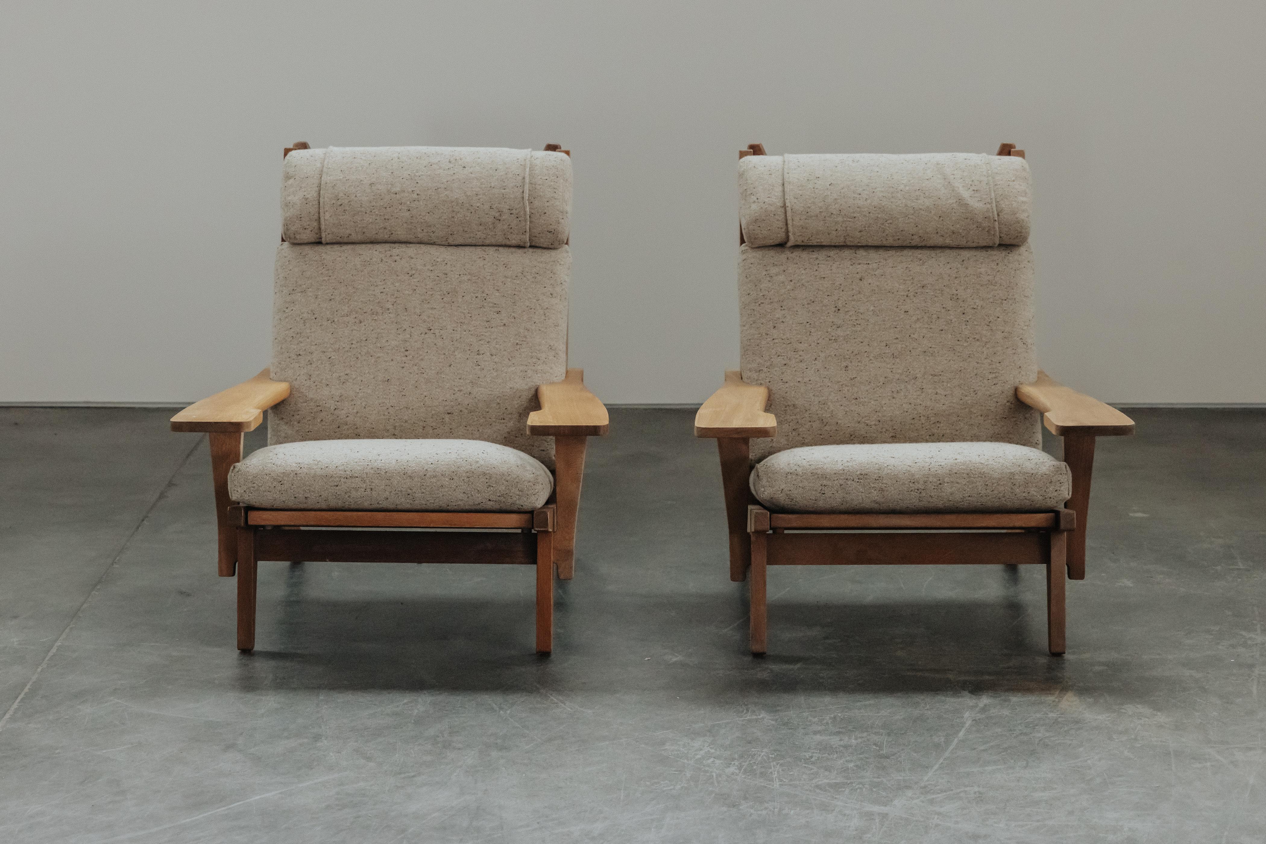 Coppia di sedie da salotto Hans Wegner GE375 in Oak, Danimarca, circa anni '70.  Struttura in rovere massiccio con tappezzeria originale.  Condizioni eccellenti.
