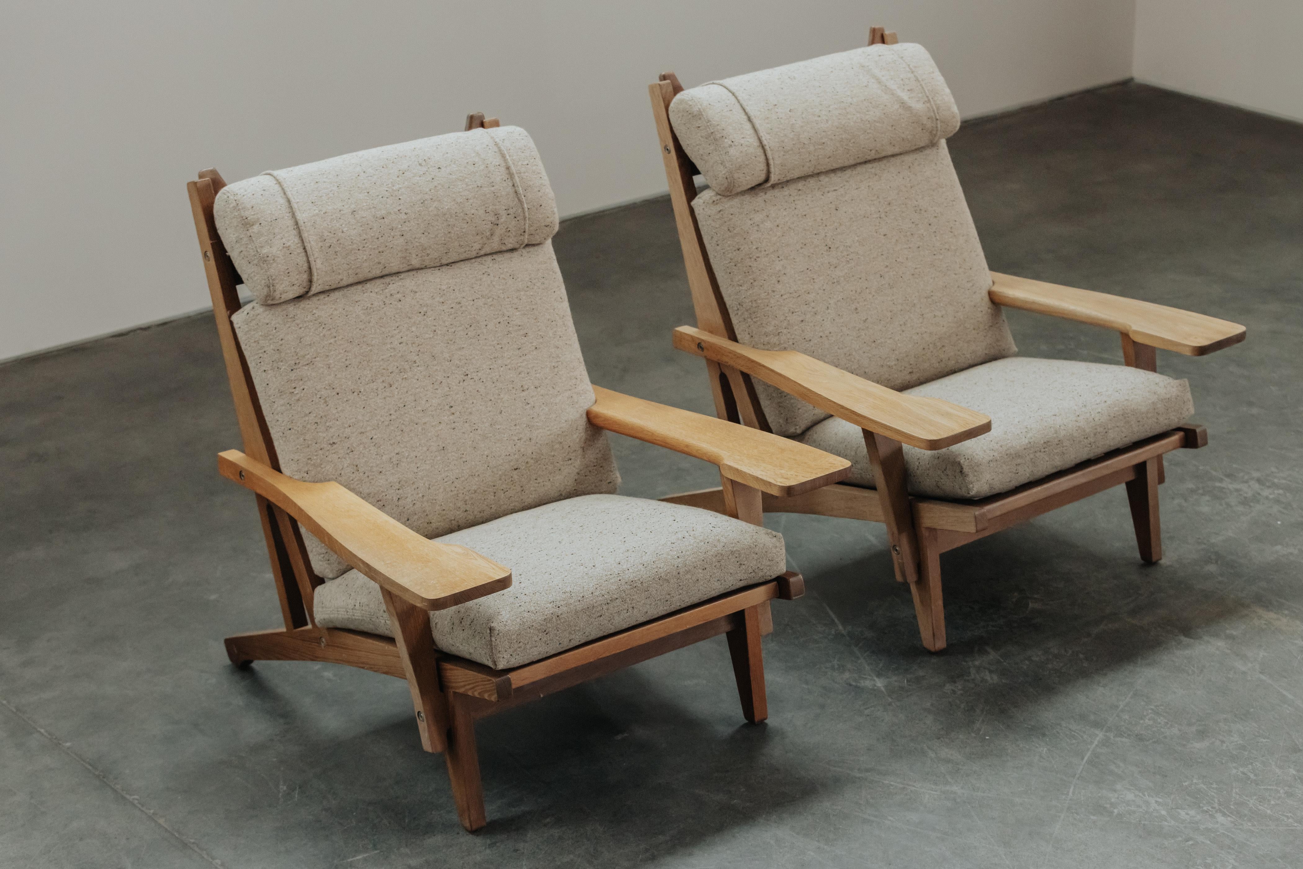 Europeo Coppia di sedie da salotto Hans Wegner GE375 in Oak provenienti dalla Danimarca, circa anni '70 in vendita