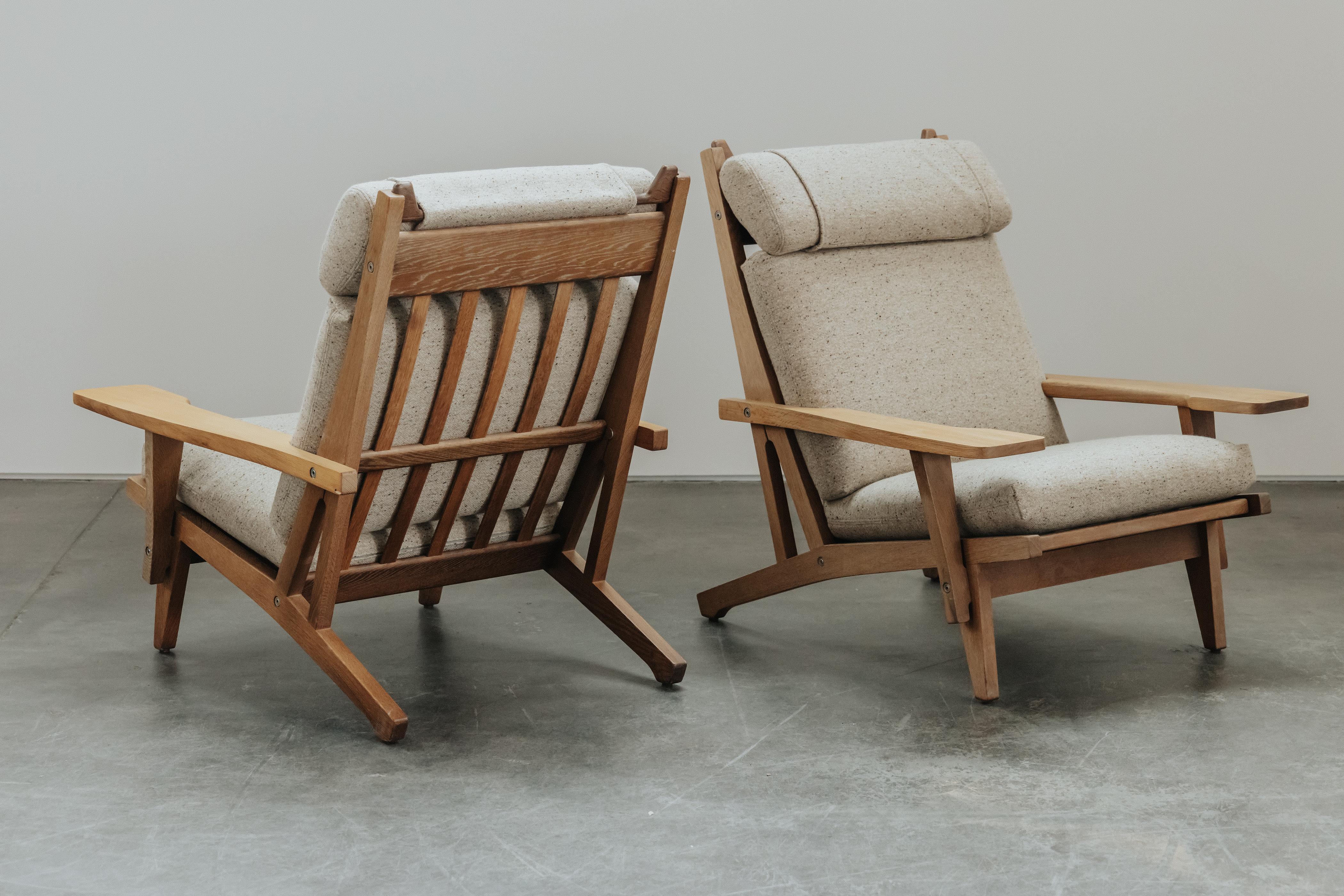 Coppia di sedie da salotto Hans Wegner GE375 in Oak provenienti dalla Danimarca, circa anni '70 In condizioni buone in vendita a Nashville, TN