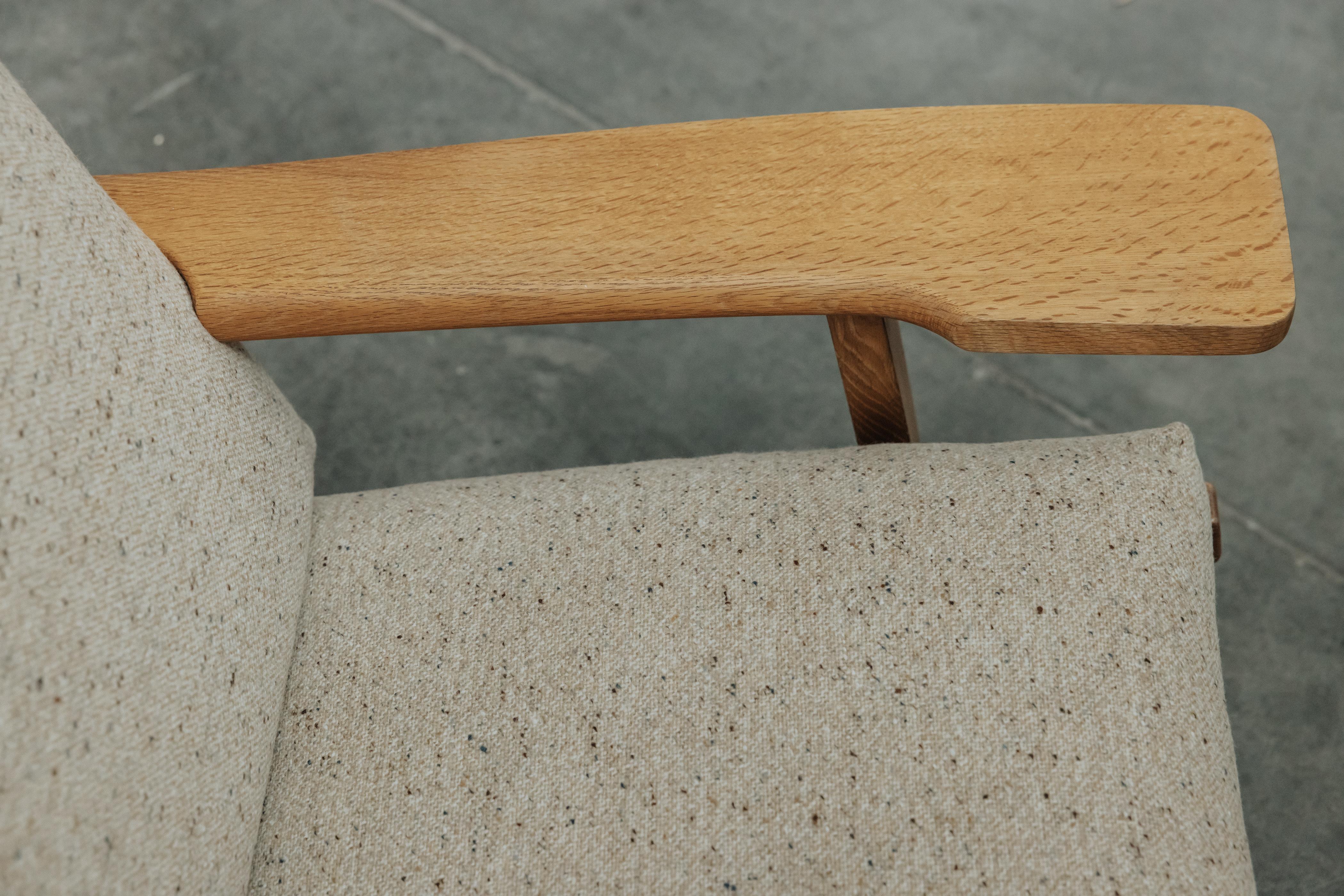 Quercia Coppia di sedie da salotto Hans Wegner GE375 in Oak provenienti dalla Danimarca, circa anni '70 in vendita