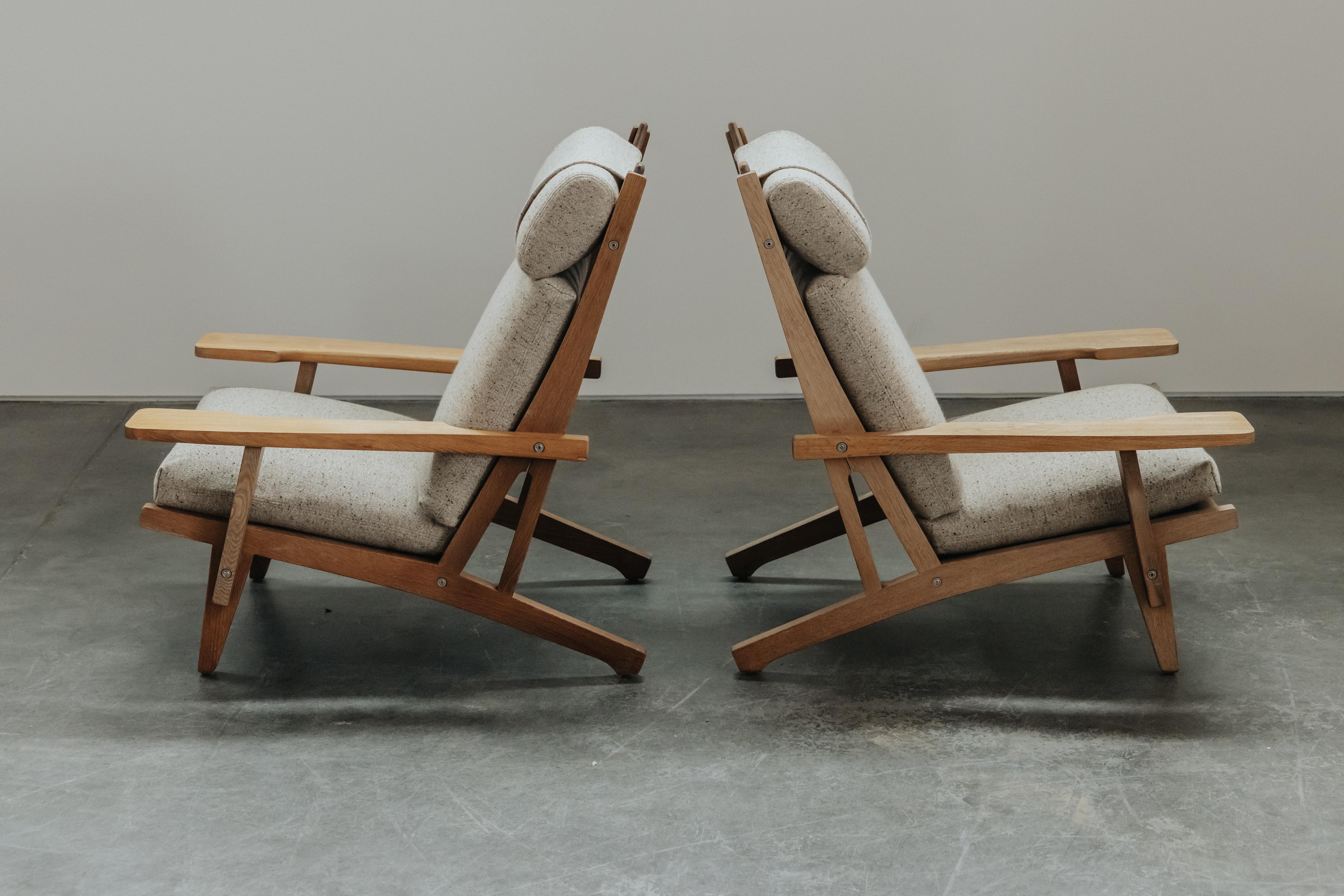 Coppia di sedie da salotto Hans Wegner GE375 in Oak provenienti dalla Danimarca, circa anni '70 in vendita 1
