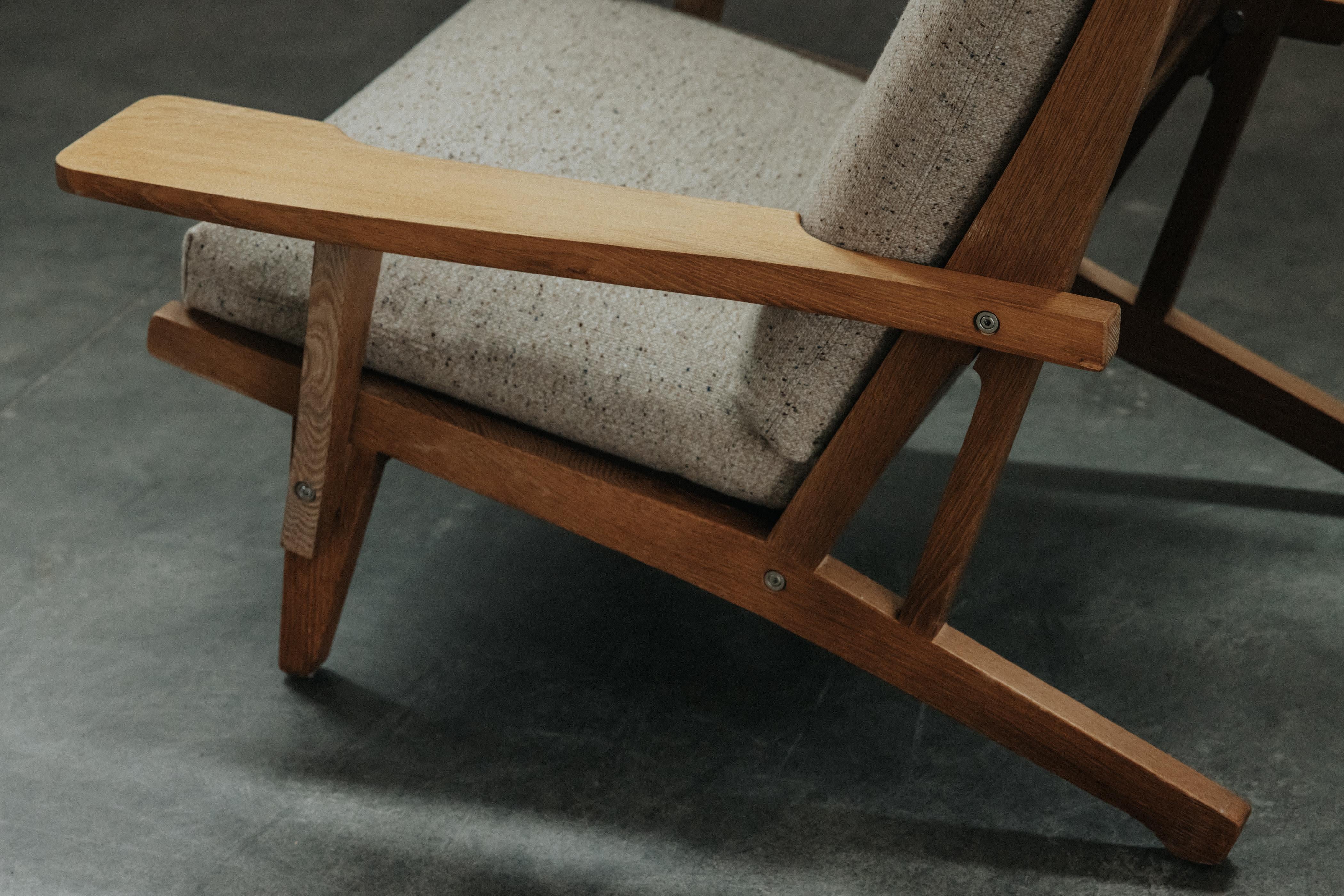 Coppia di sedie da salotto Hans Wegner GE375 in Oak provenienti dalla Danimarca, circa anni '70 in vendita 2