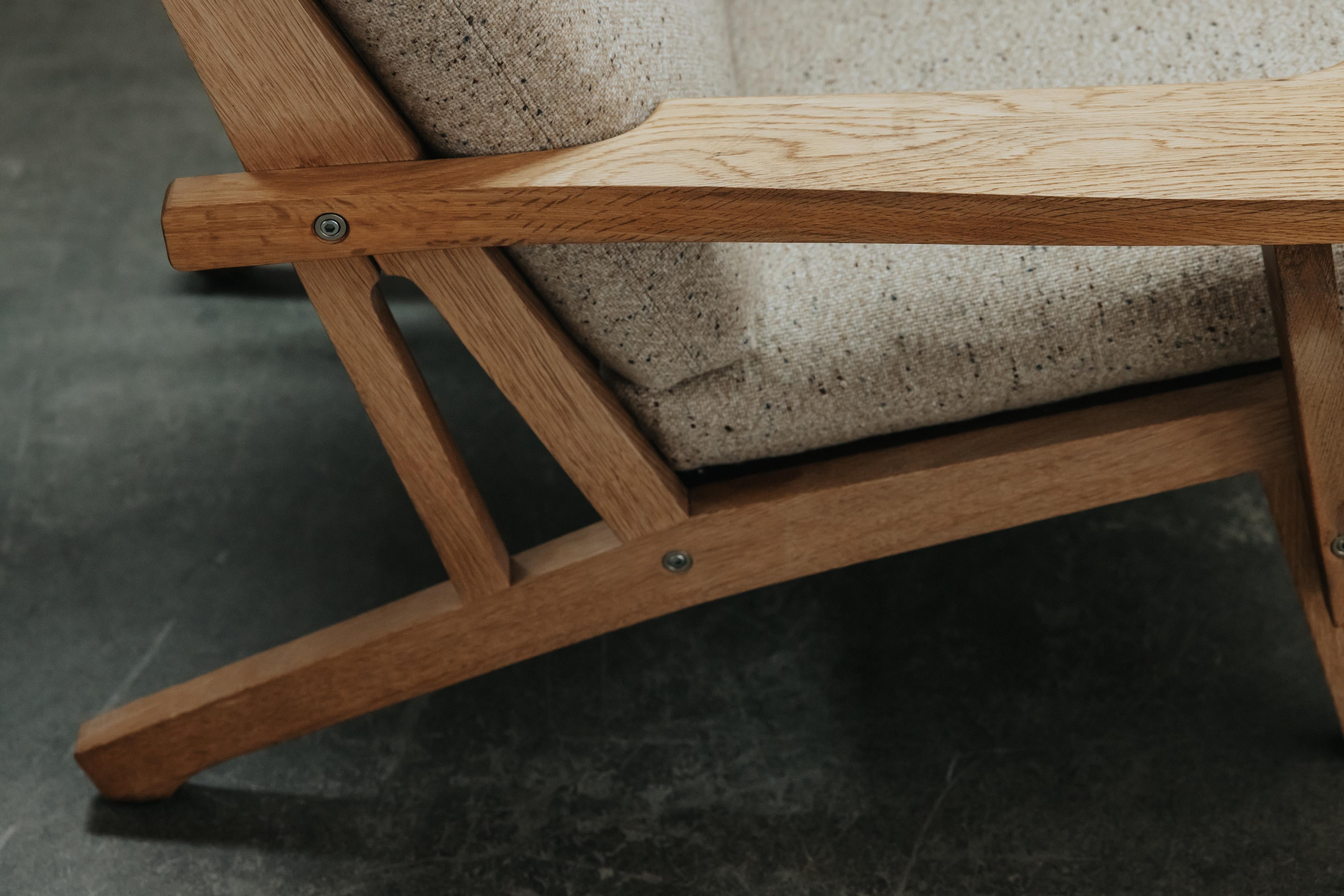 Coppia di sedie da salotto Hans Wegner GE375 in Oak provenienti dalla Danimarca, circa anni '70 in vendita 3