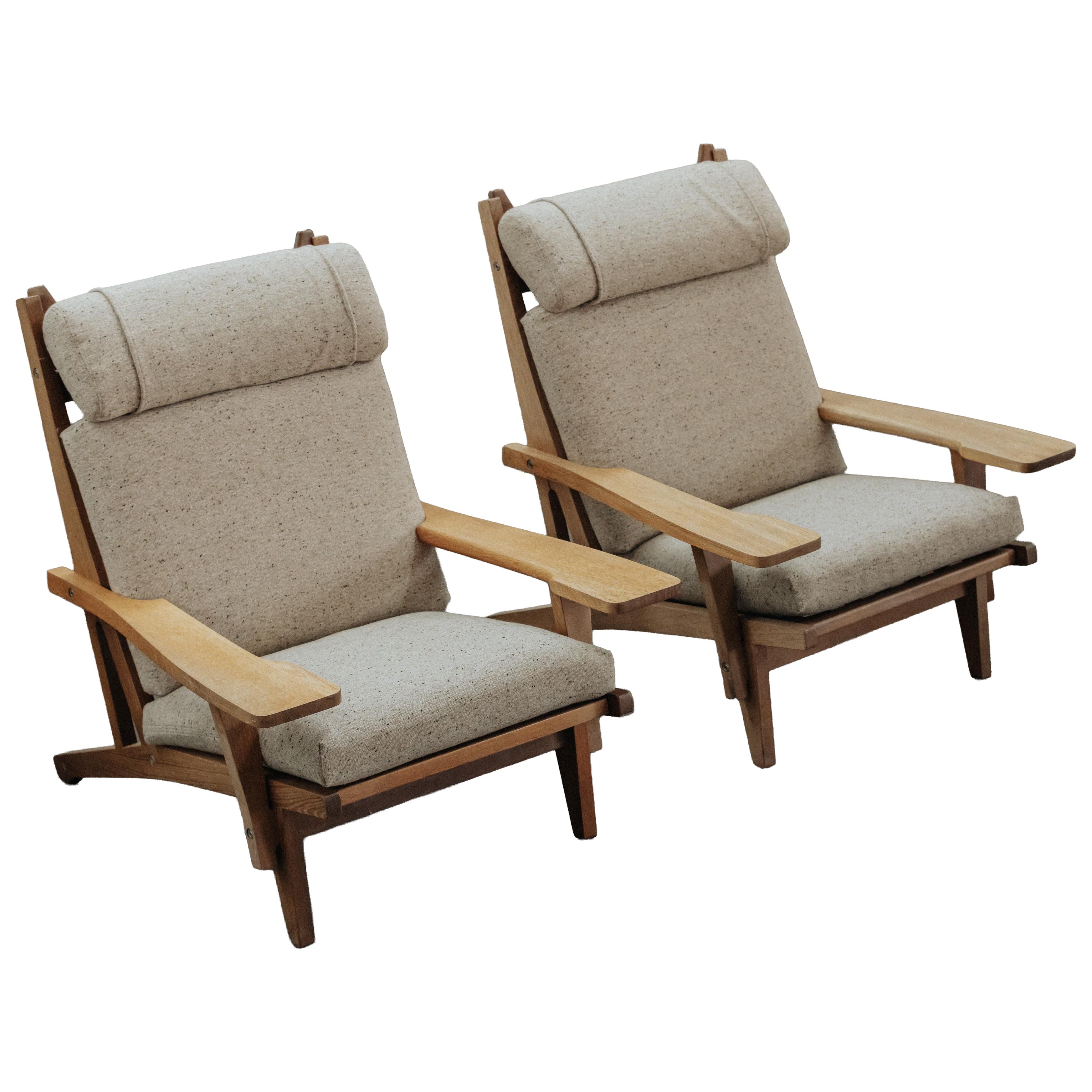 Coppia di sedie da salotto Hans Wegner GE375 in Oak provenienti dalla Danimarca, circa anni '70 in vendita