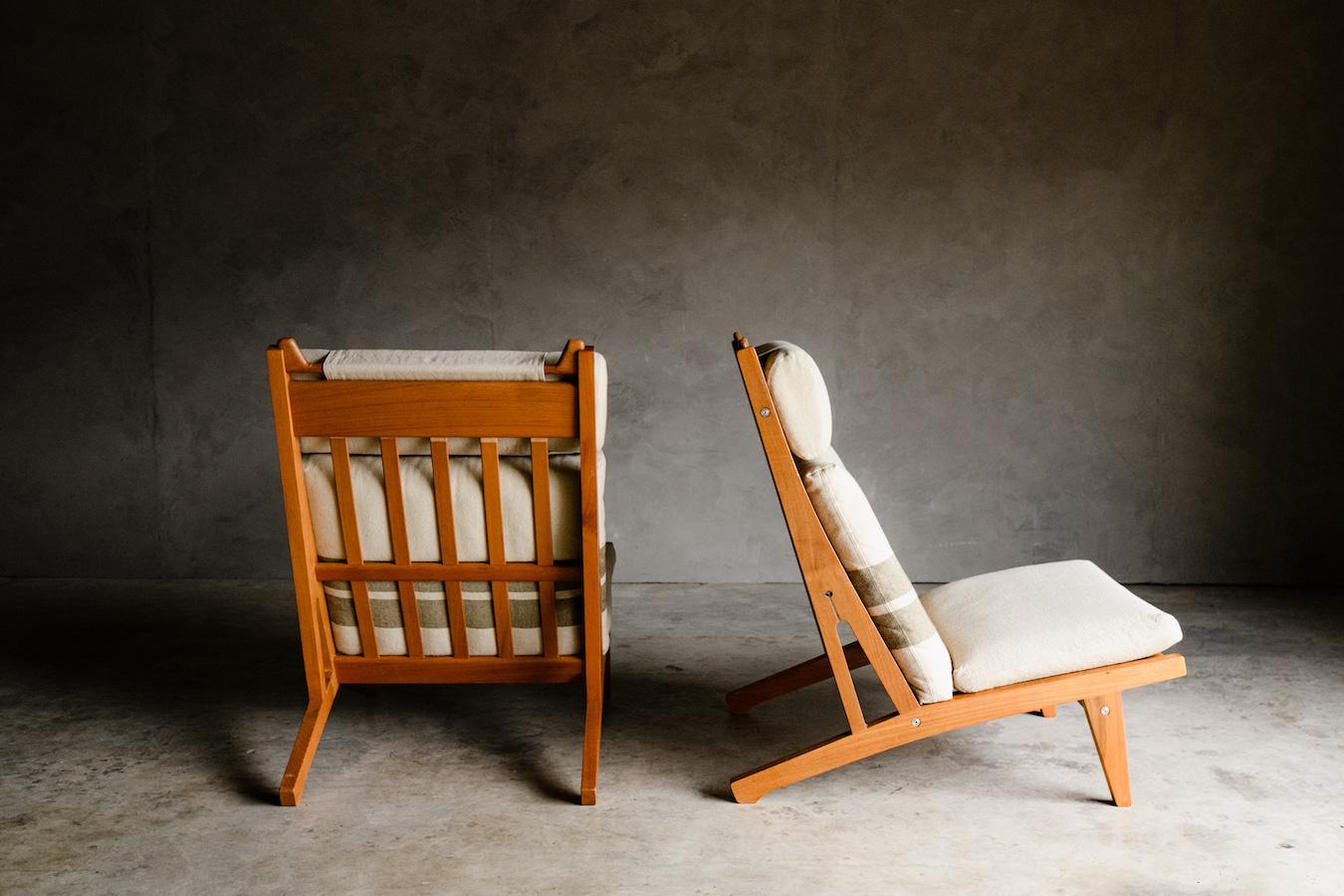 Vintage Pair of Hans Wegner Lounge Chairs from Denmark, Circa 1960 For Sale 1