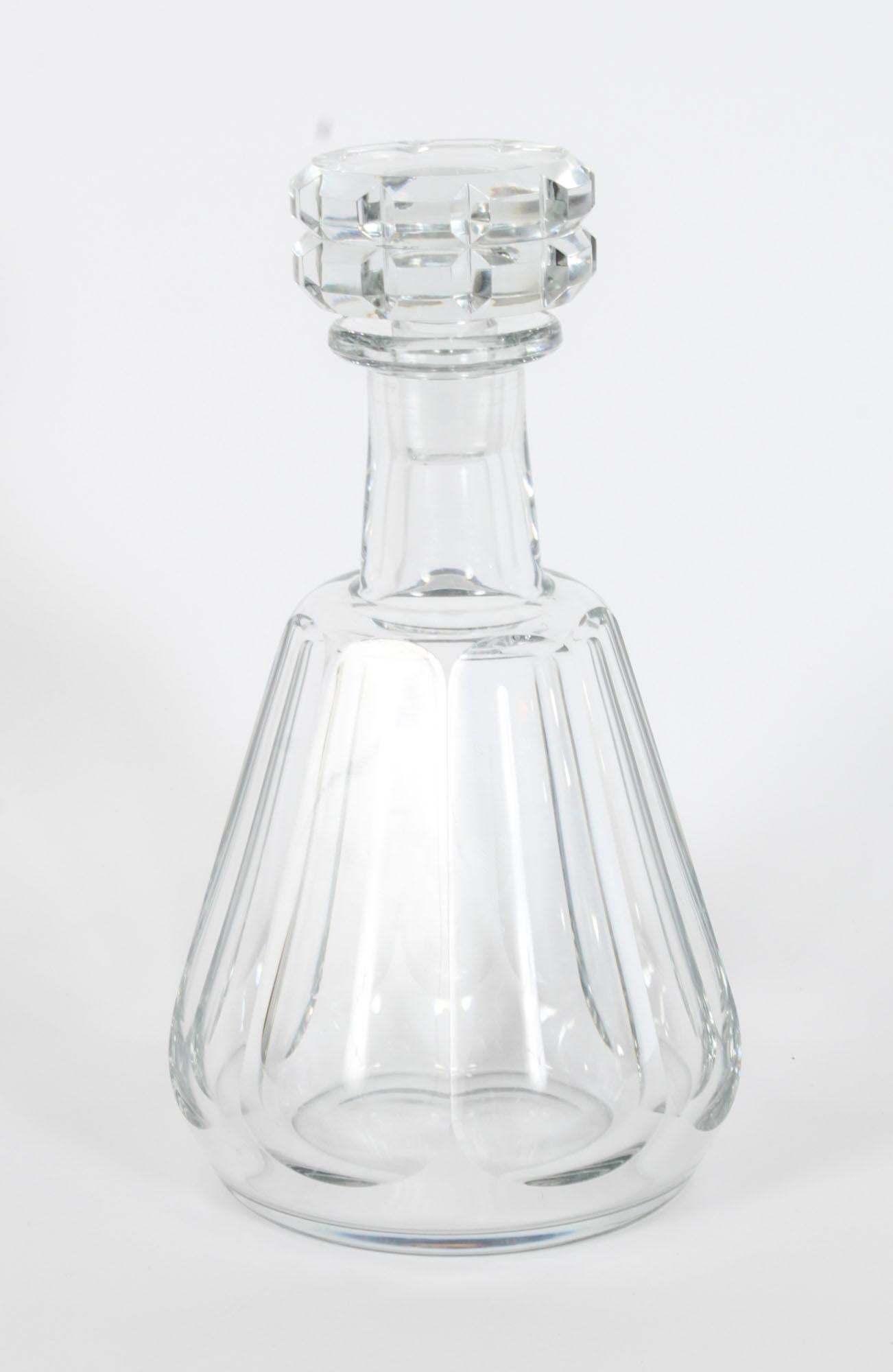 Paire de carafes à alcool en cristal Harcourt Talleyrand par Baccarat milieu du 20ème siècle. 

Une paire de  Carafes de Baccarat au motif Talleyrand. Talleyrand est souvent considéré comme un motif d'après-guerre et fait partie de la gamme plus