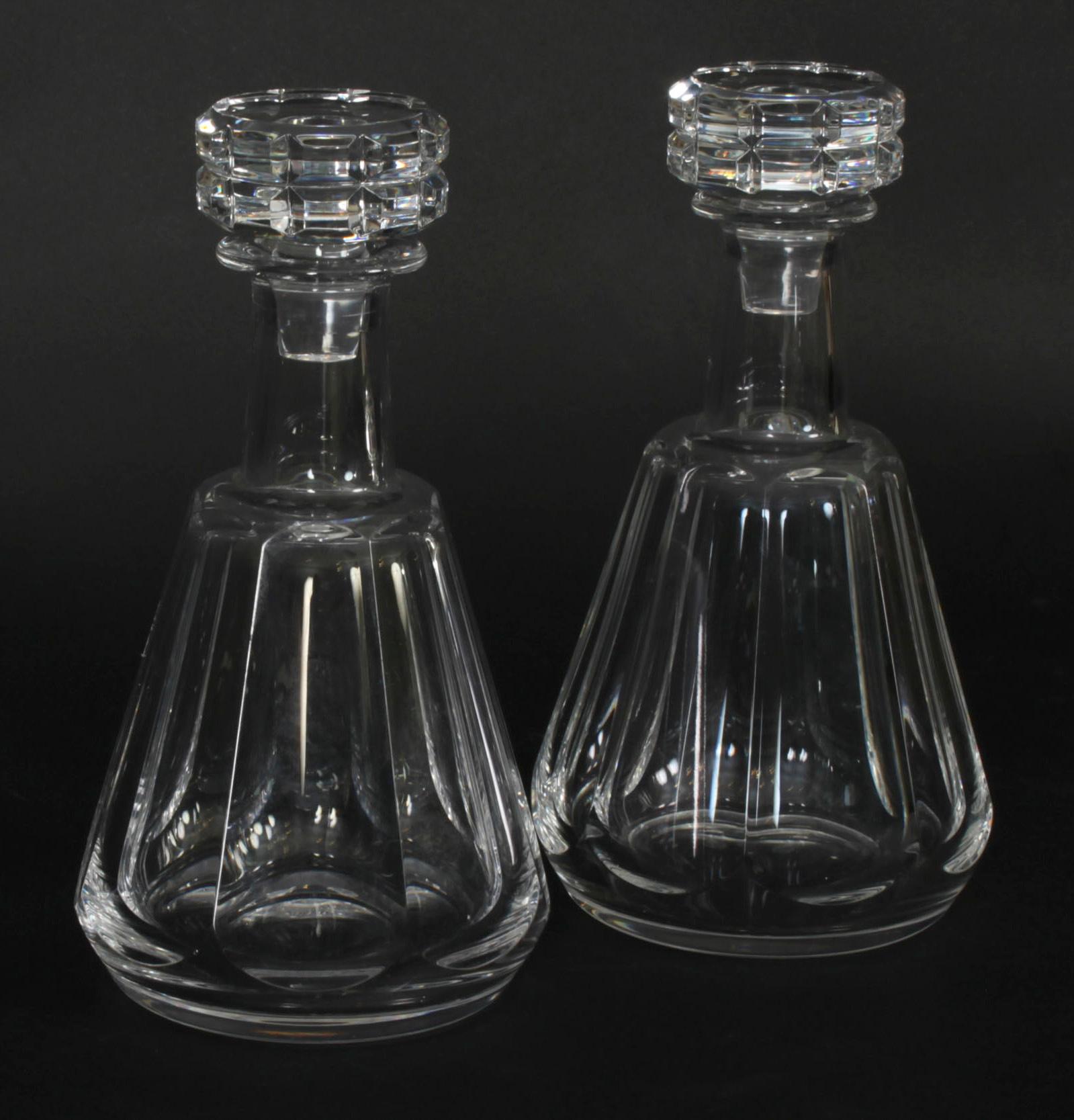 Paire de carafes à alcool Harcourt Talleyrand en verre taillé de Baccarat, milieu du 20ème siècle. 

Une paire de  Carafes Baccarat au motif Talleyrand. Talleyrand est souvent considéré comme un motif d'après-guerre et fait partie de la gamme plus