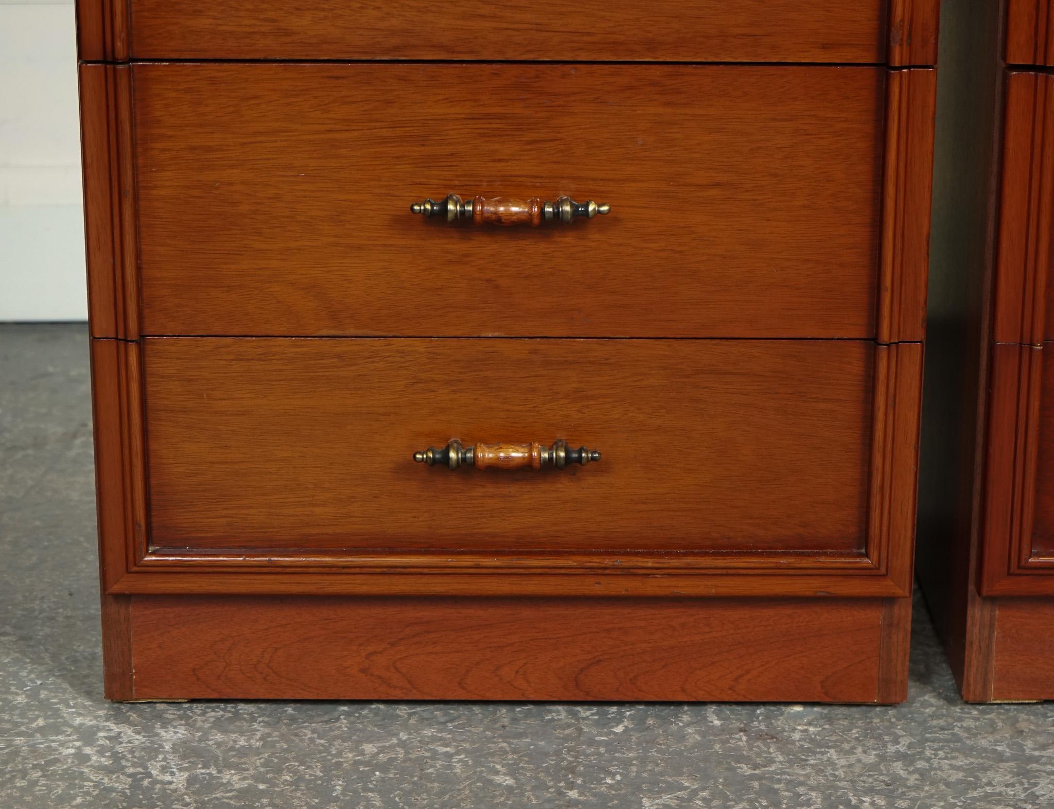 VINTAGE PAIR OF HARDWOOD BEDSiDE TABLES J1 In Good Condition For Sale In Pulborough, GB