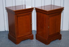 VINTAGE PAIR OF HARDWOOD FRENCH STYLE NIGHTSTANDS BEDSiDE TABLES
