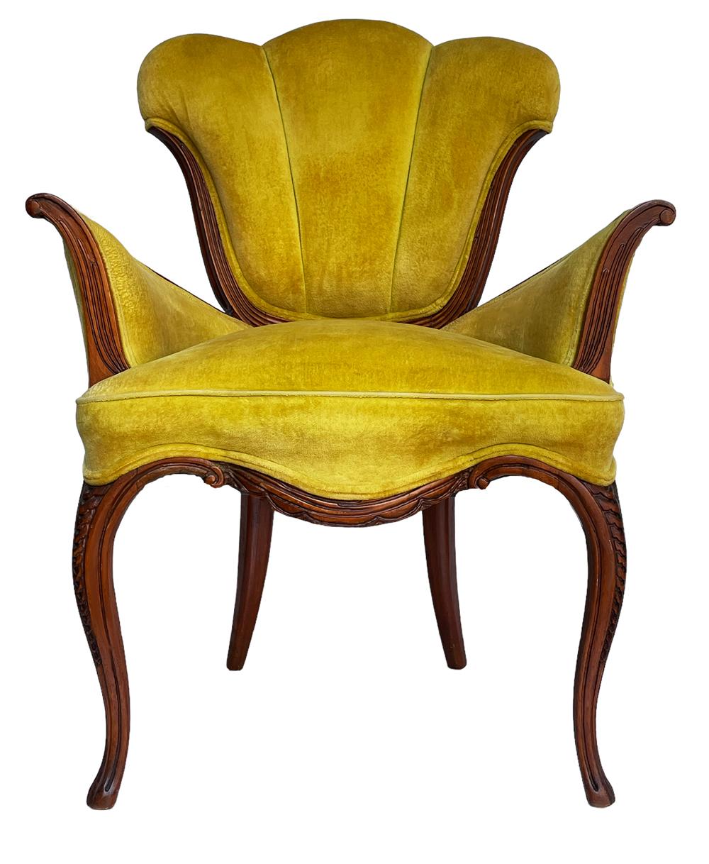 Ein glamouröses Paar französischer Sessel im Vintage-Stil aus den 1960er Jahren. Sie sind aus Massivholz gefertigt und mit dem gelben Original-Samtstoff bezogen. Schöner sauberer Originalzustand und einsatzbereit. 
