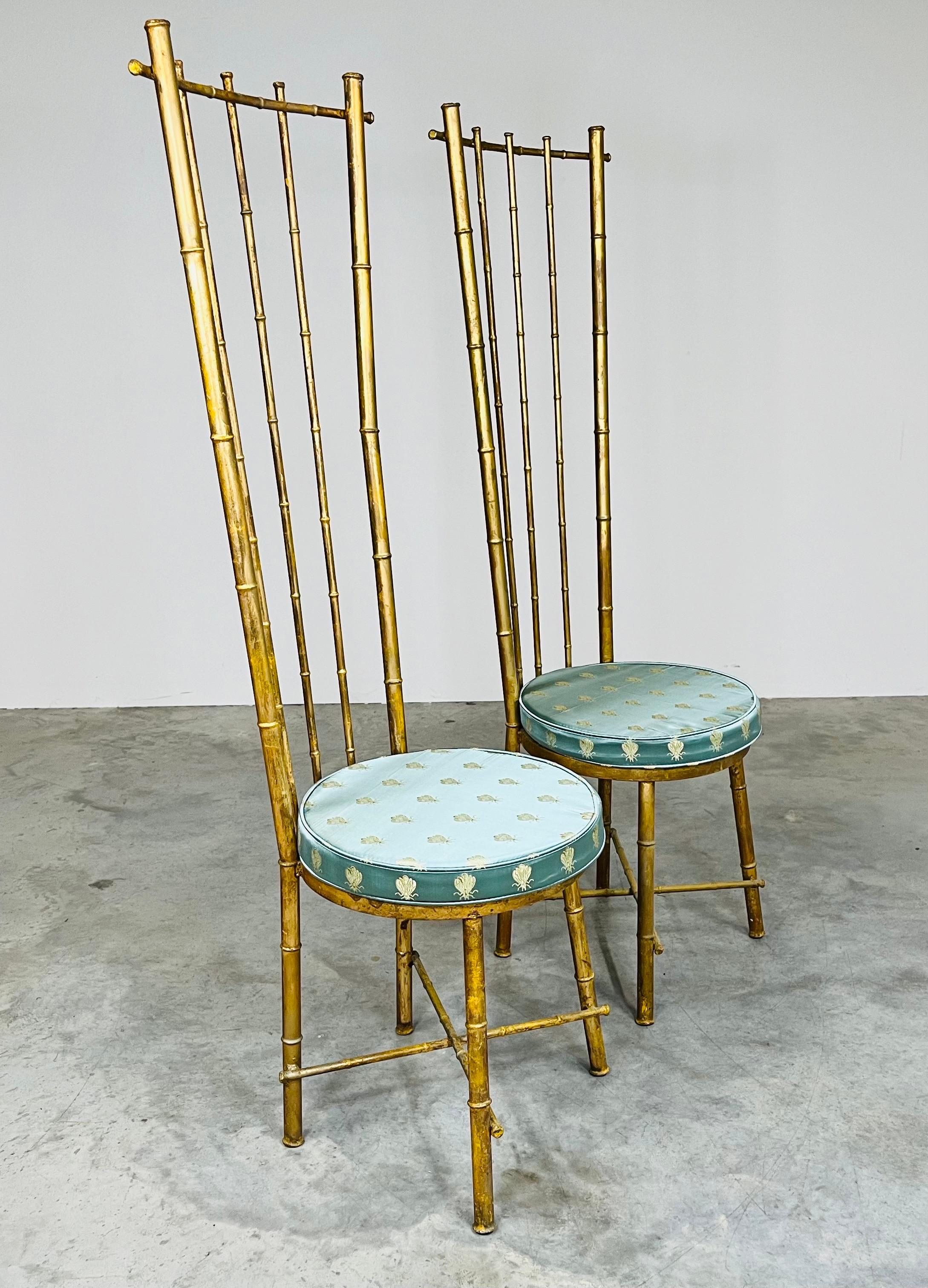 Paar Hollywood Regency-Stühle aus vergoldetem Metall und Kunstbambus mit hoher Rückenlehne, Vintage (Vergoldet) im Angebot