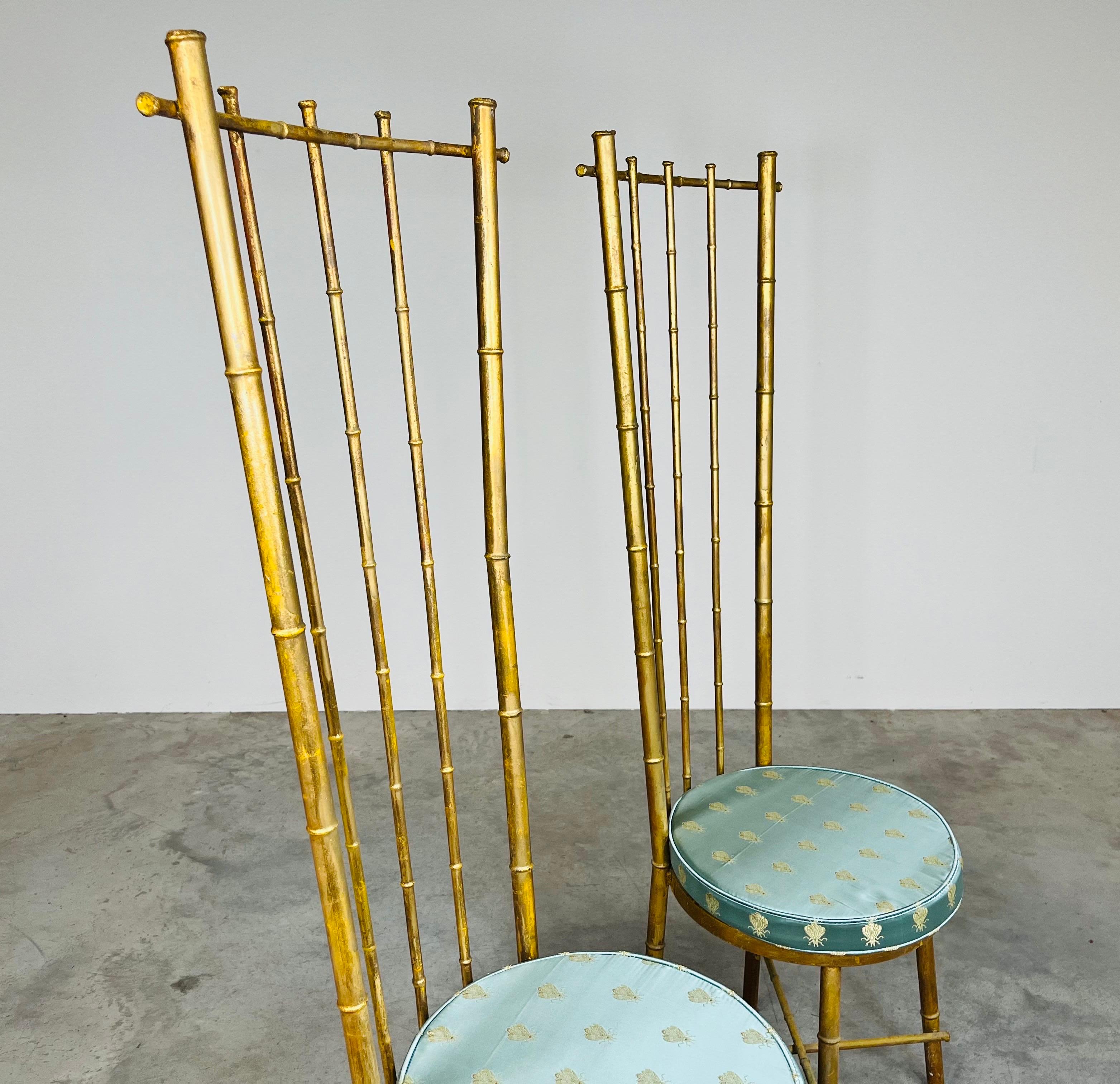 Paar Hollywood Regency-Stühle aus vergoldetem Metall und Kunstbambus mit hoher Rückenlehne, Vintage (20. Jahrhundert) im Angebot