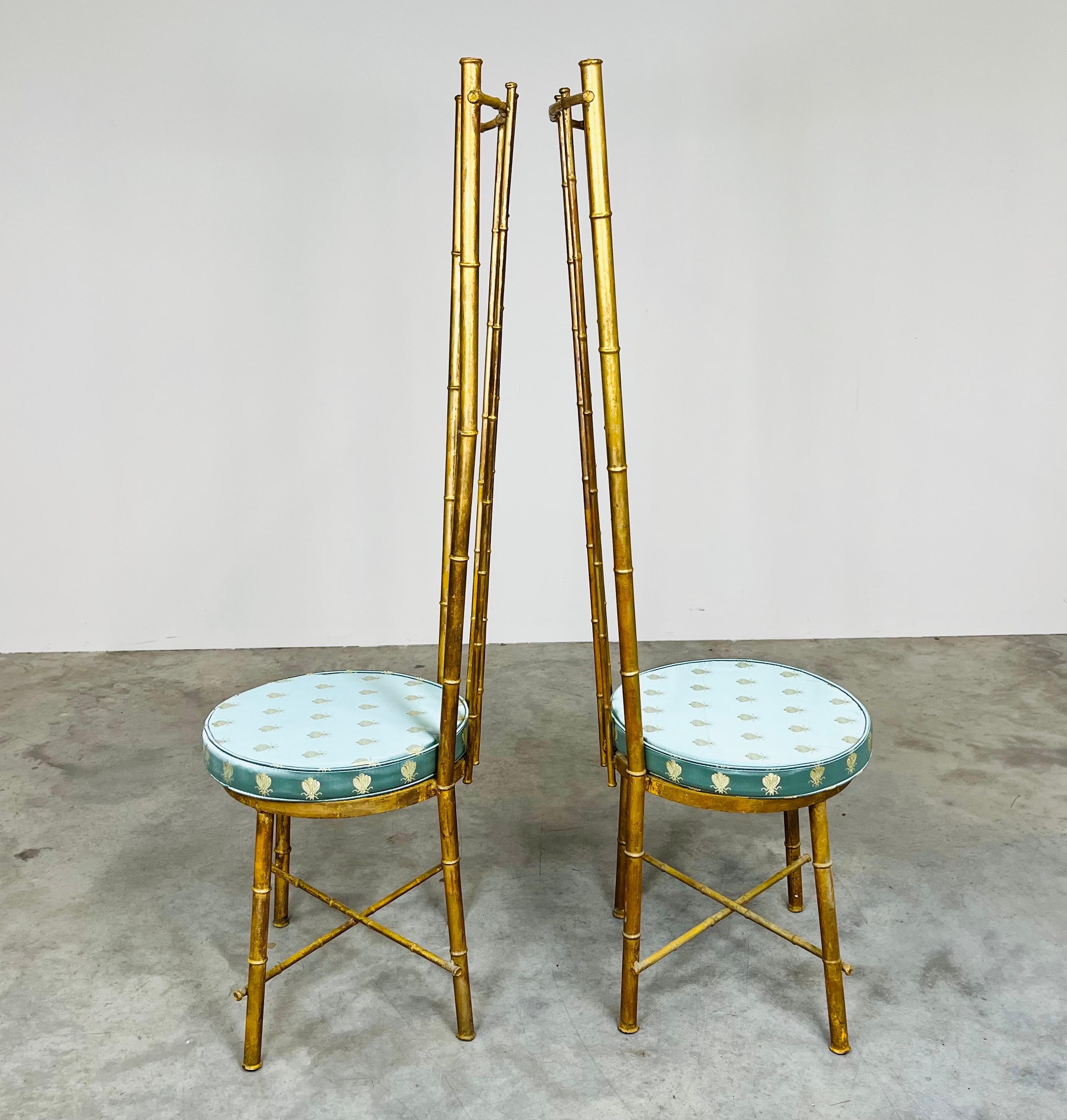 Paar Hollywood Regency-Stühle aus vergoldetem Metall und Kunstbambus mit hoher Rückenlehne, Vintage (Stahl) im Angebot