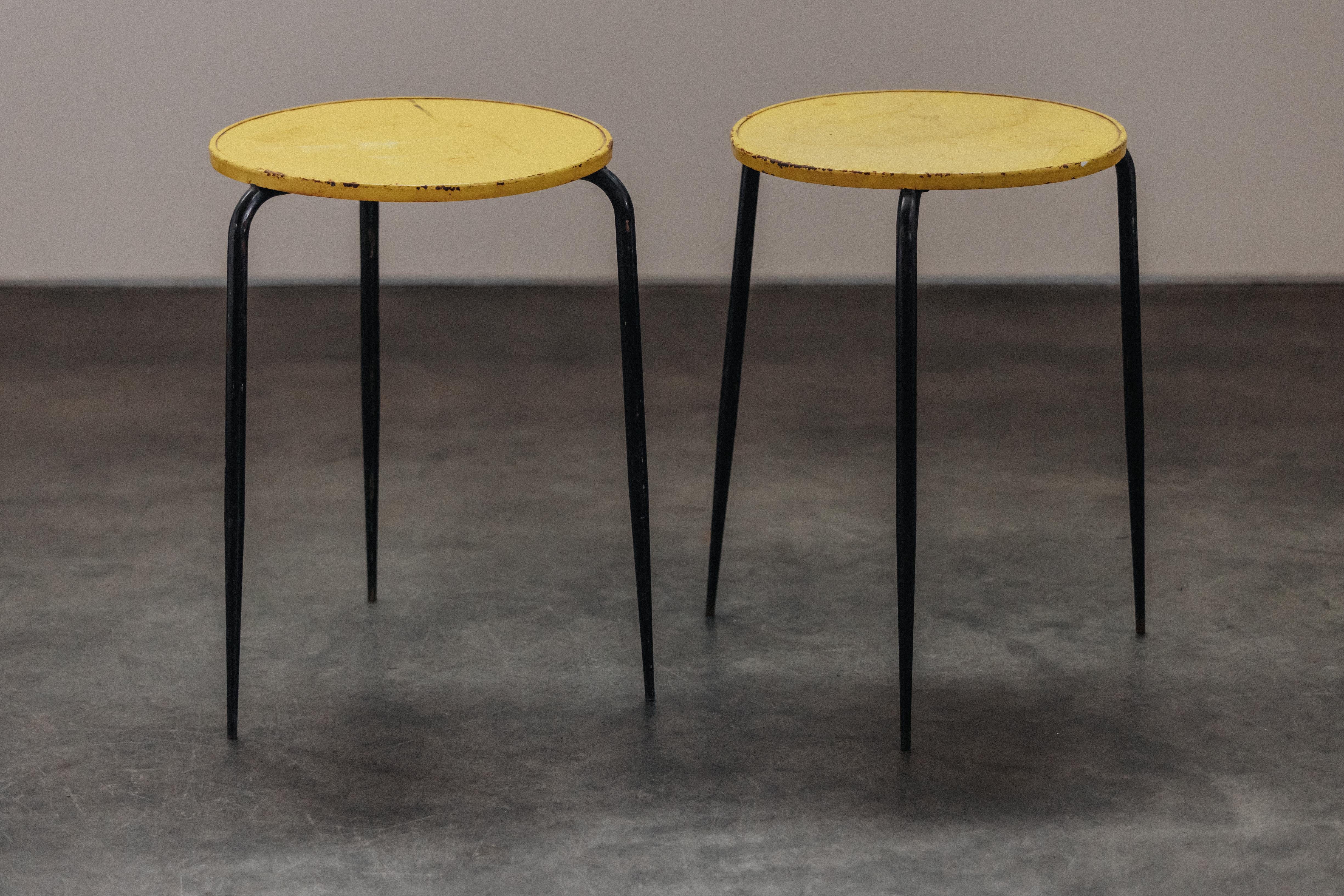 Vintage By Tables de Bistro Italiennes D'Italie, Circa 1960.  Peinture d'origine très patinée et utilisée.  