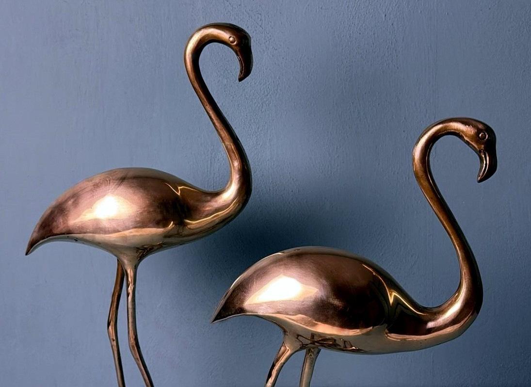 Italienisch   Mid Century Paar von  Flamingos aus Messing in Hohlraum (20. Jahrhundert) im Angebot