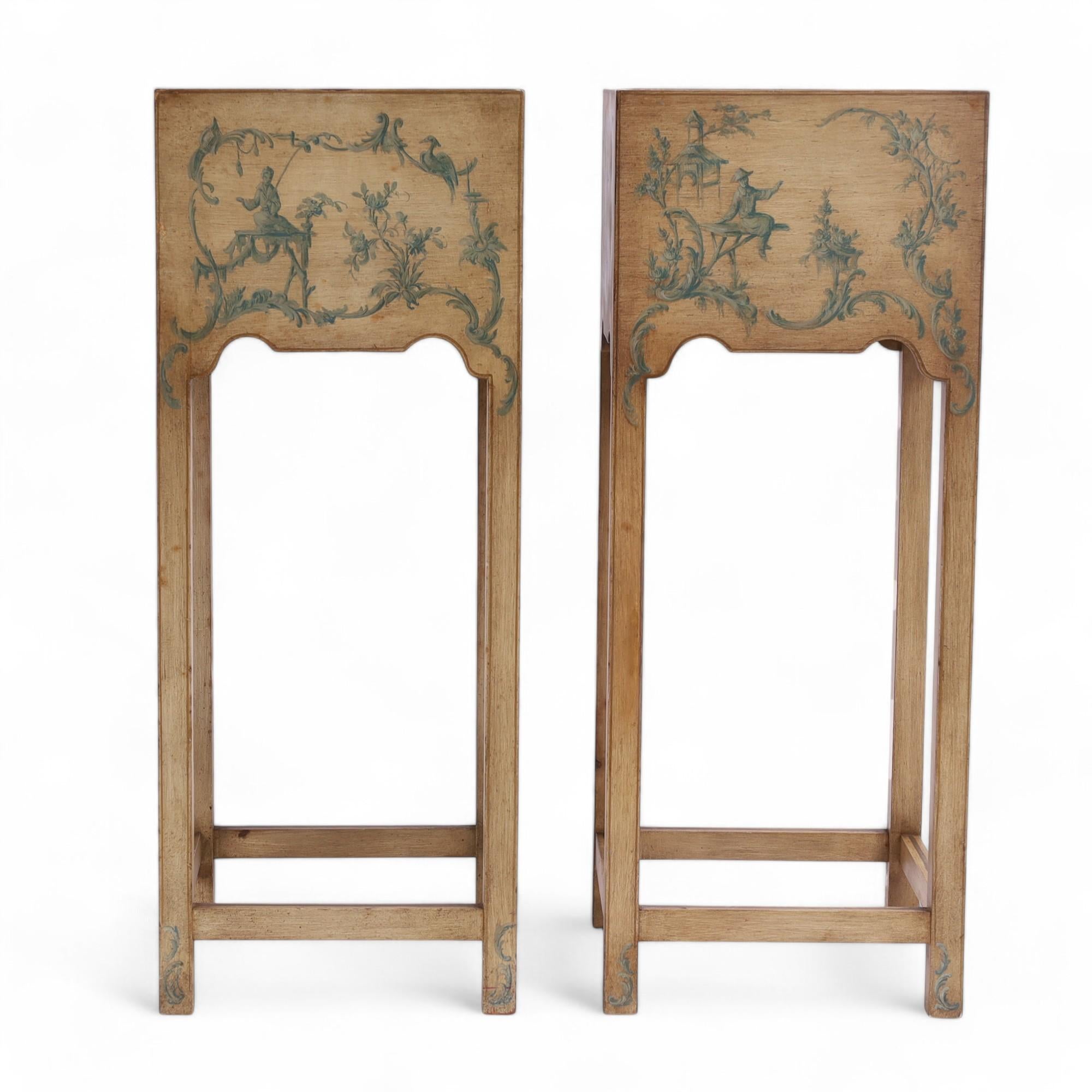 Charmante paire de jardinières italiennes vintage en bois dur de forme classique, décorées à la main d'une séduisante chinoiserie bleue sur un fond neutre, avec des accents dorés et un vieillissement artificiel. 