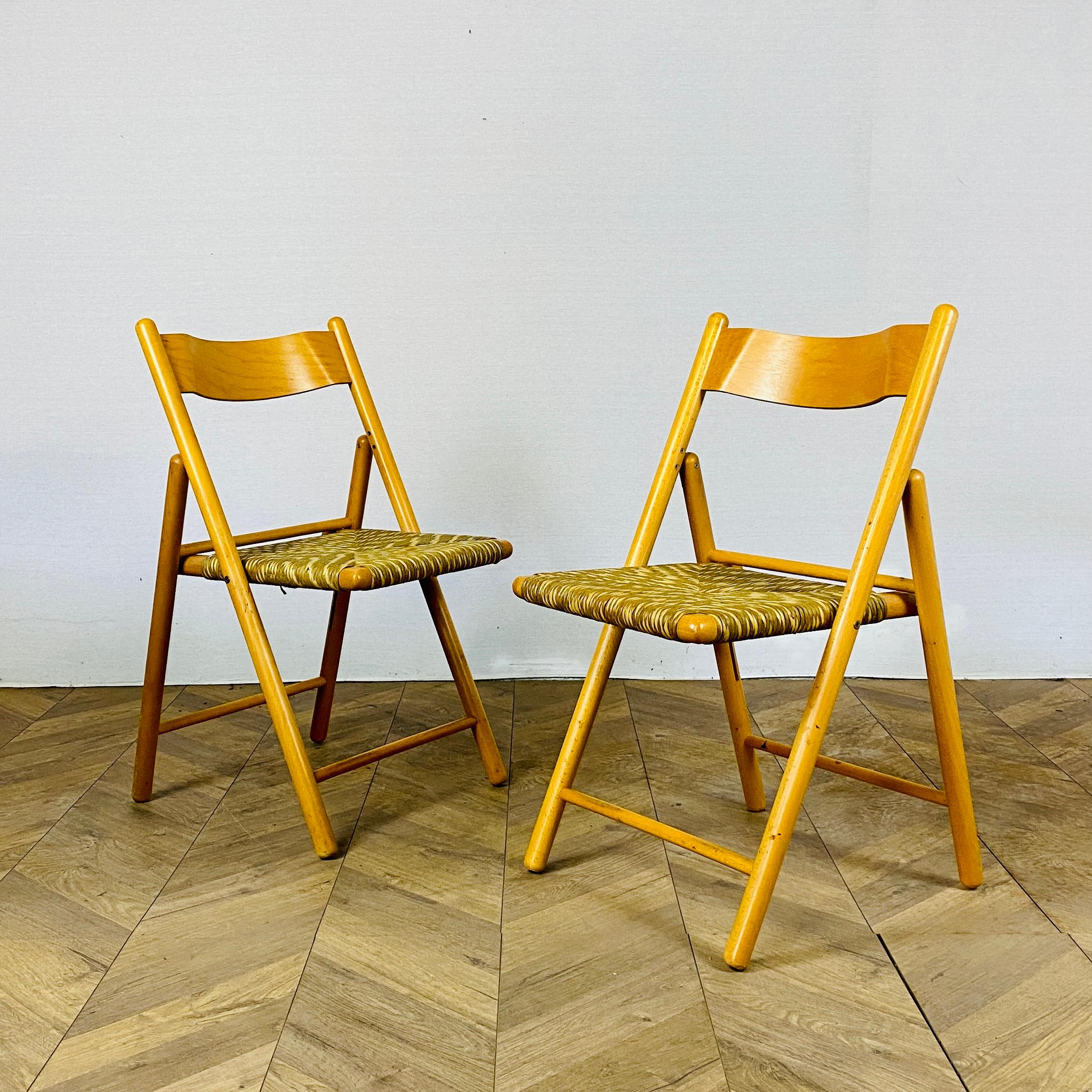 Ein Satz von 2, Mid Century Italian Folding Chairs, aus Strand mit Seegras Sitze gemacht.

Die Stühle sind strukturell stark und in sehr gutem Zustand mit nur geringen Schrammen und Flecken, wie abgebildet.