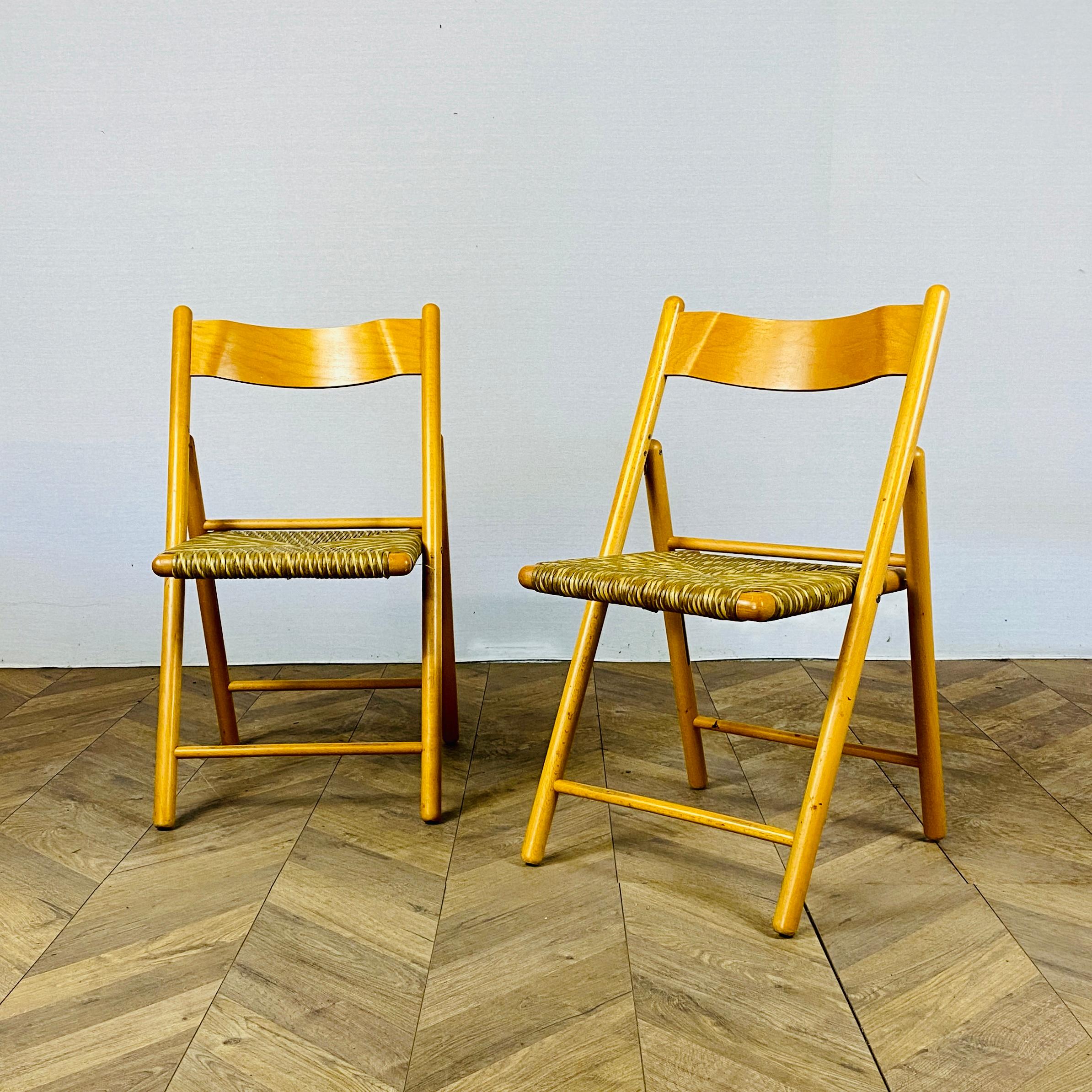 Paar italienische klappbare Vintage-Stühle, Strand mit Seegrass-Sitzen (Moderne der Mitte des Jahrhunderts)