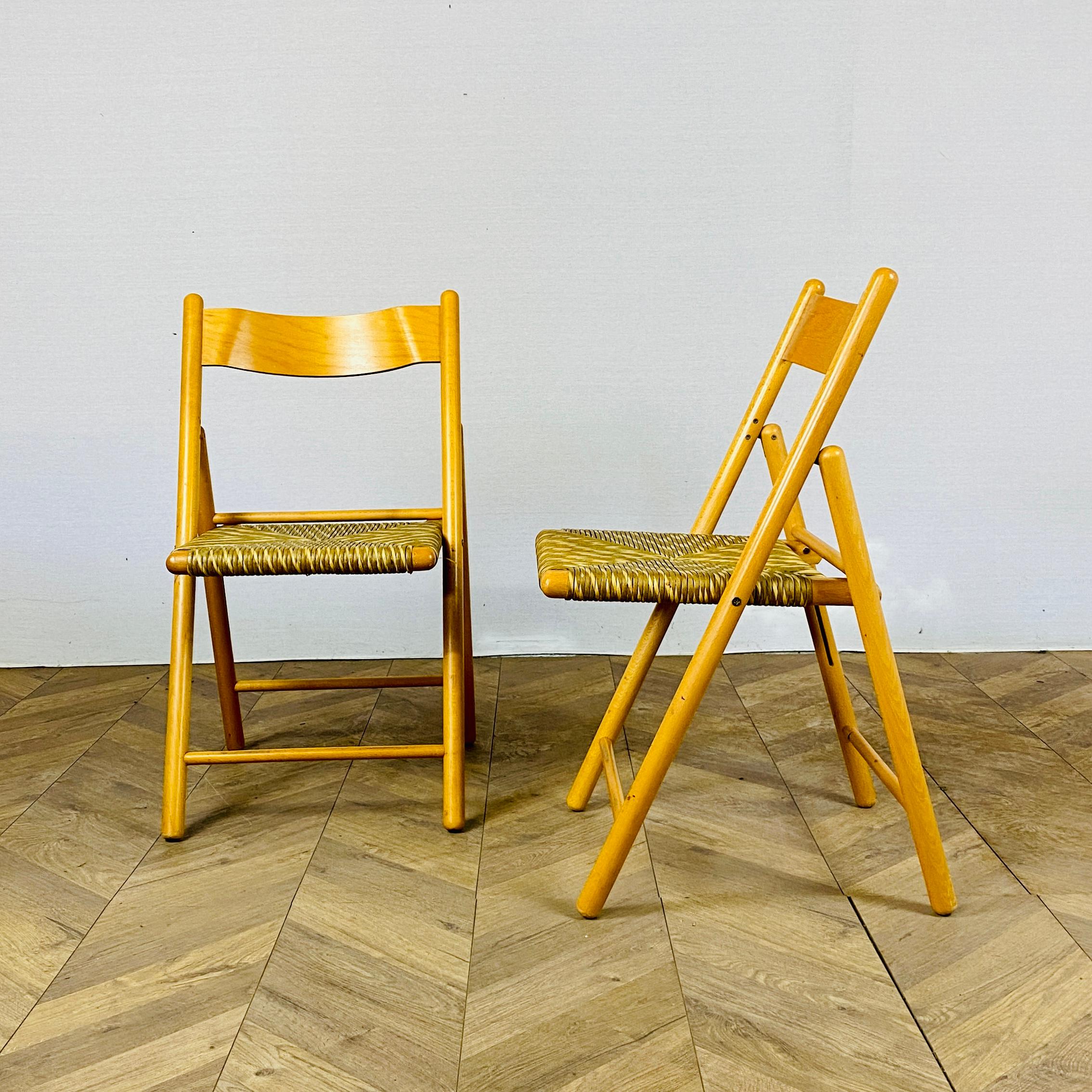 Paar italienische klappbare Vintage-Stühle, Strand mit Seegrass-Sitzen im Zustand „Gut“ in Ely, GB