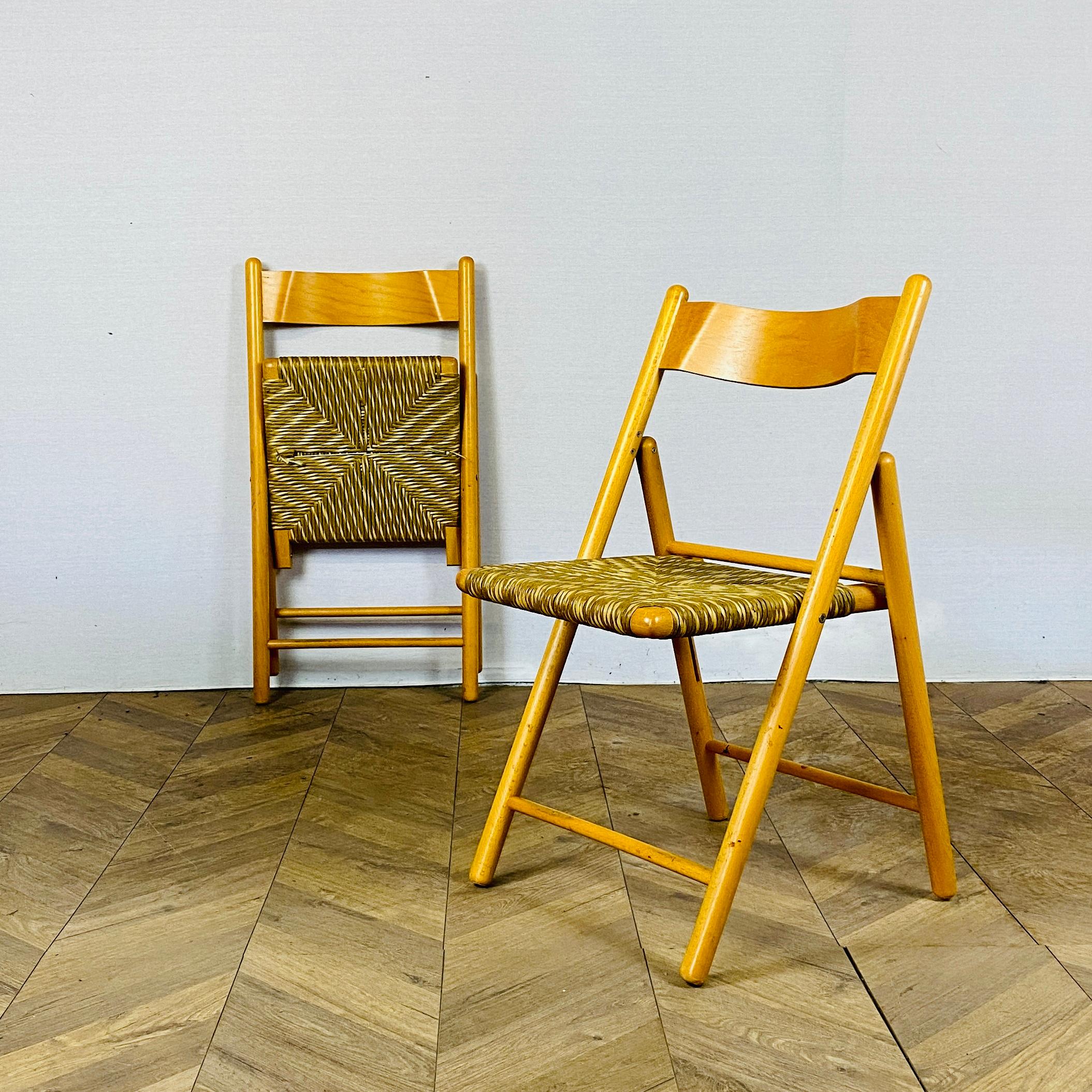Paar italienische klappbare Vintage-Stühle, Strand mit Seegrass-Sitzen (Ende des 20. Jahrhunderts)