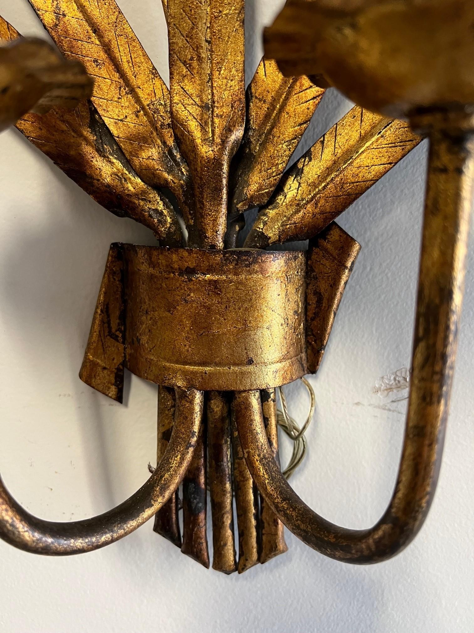 Coppia di lampade d'epoca in metallo dorato con gattini in vendita 1