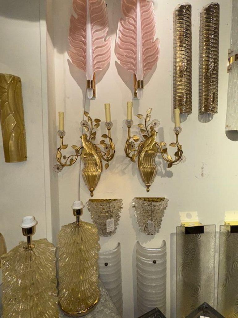 Cette annonce présente une paire d'appliques en verre italiennes d'époque, inspirées par la Maison Bagues, connue pour ses designs exquis. Les appliques sont conçues en forme d'oiseaux, ajoutant une touche fantaisiste à tout espace. Fabriquées en
