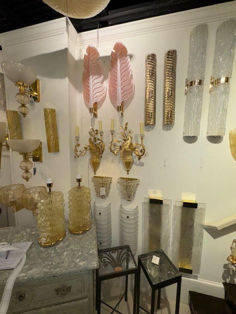 Laiton Paire d'appliques italiennes en verre en forme d'oiseau d'après la Maison Bagues en vente