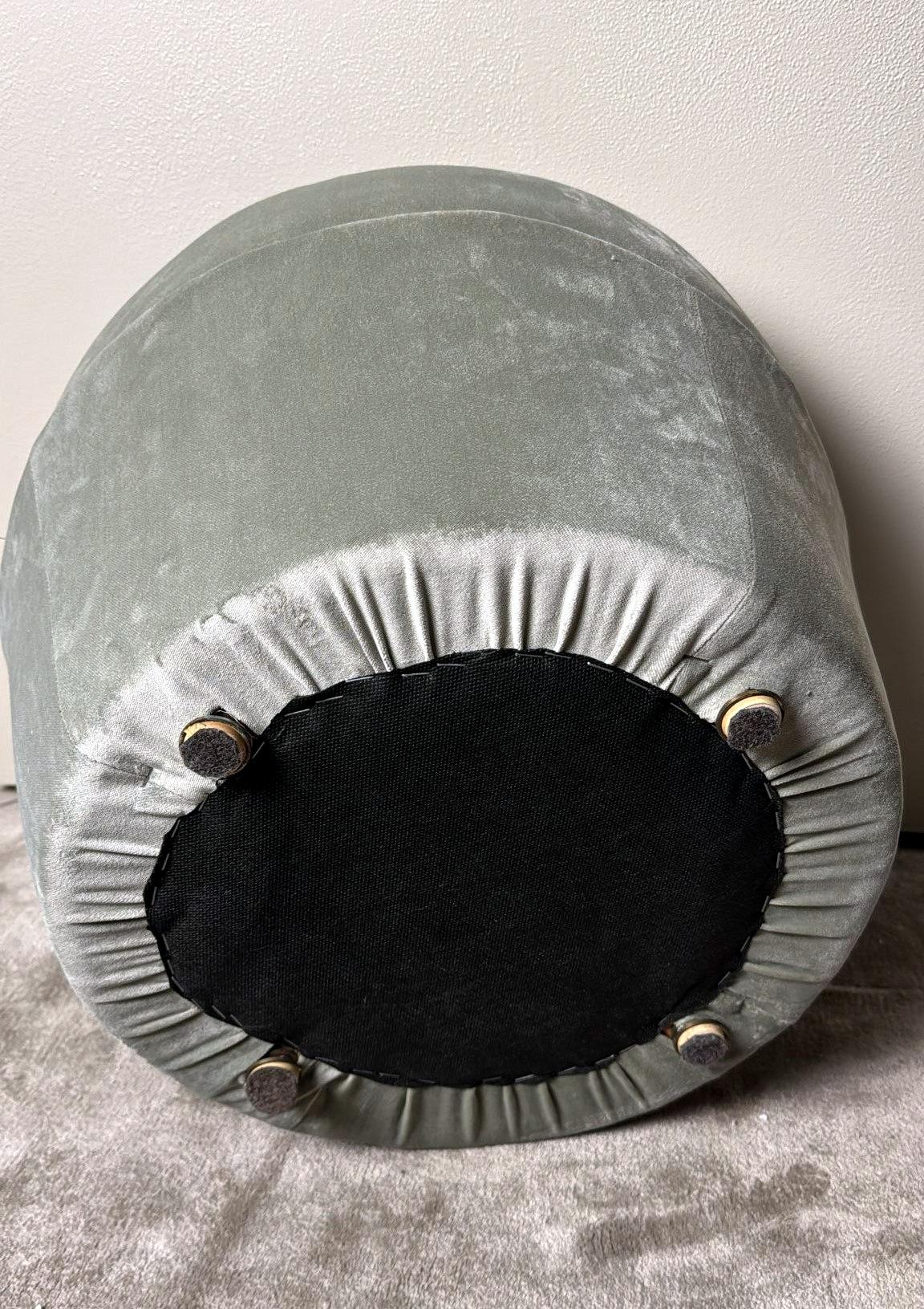 Pareja Vintage De Otomanas Italianas De Terciopelo Gris Con Ribetes Negros en venta 7