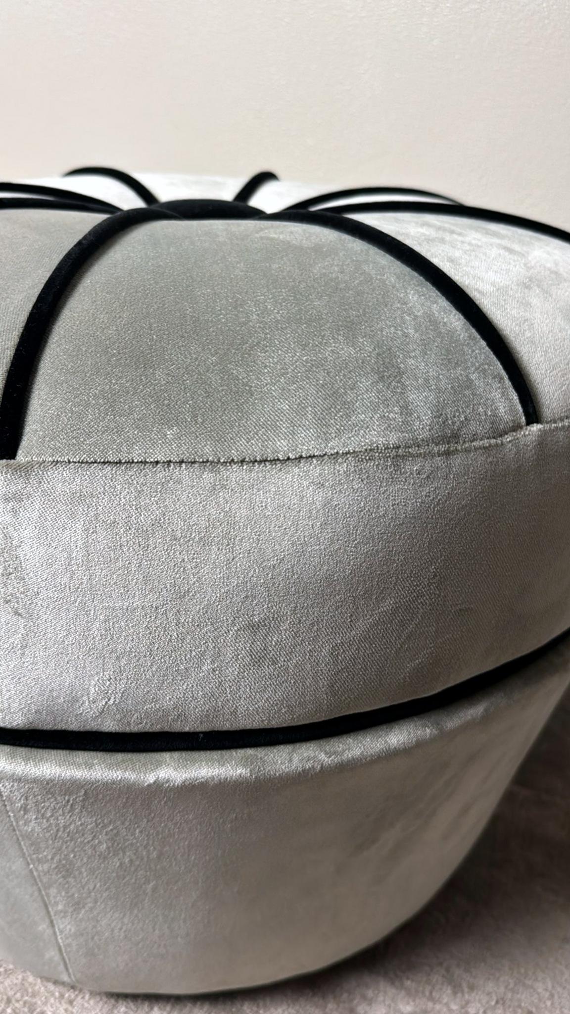 Pareja Vintage De Otomanas Italianas De Terciopelo Gris Con Ribetes Negros en venta 9