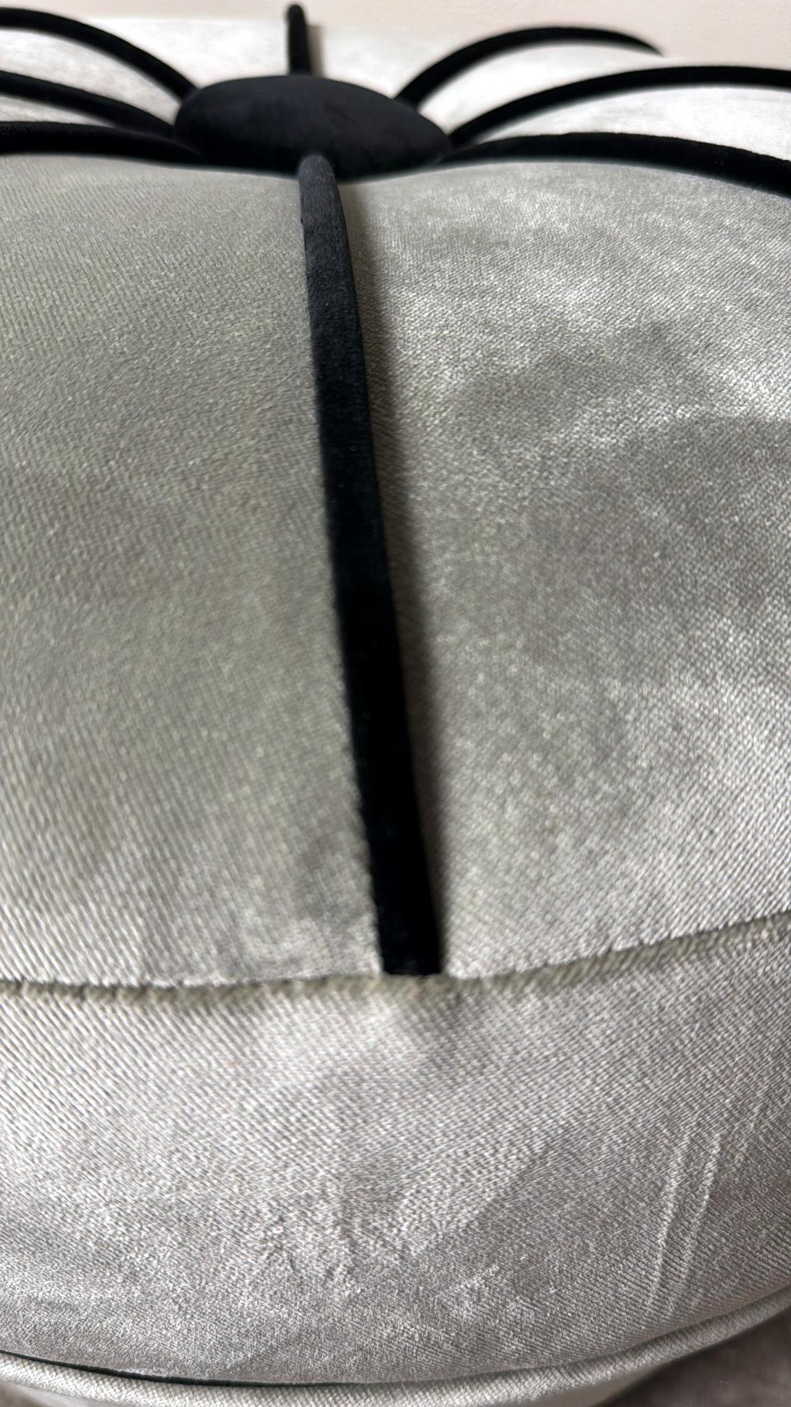 Pareja Vintage De Otomanas Italianas De Terciopelo Gris Con Ribetes Negros en venta 10