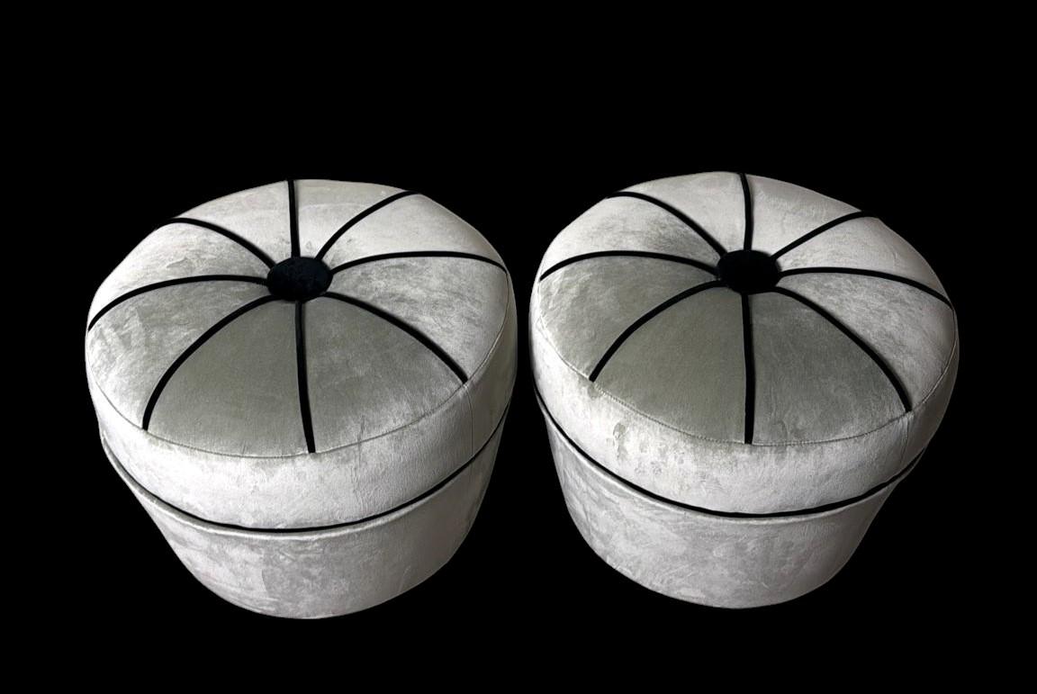 Pareja Vintage De Otomanas Italianas De Terciopelo Gris Con Ribetes Negros Moderno de mediados de siglo en venta