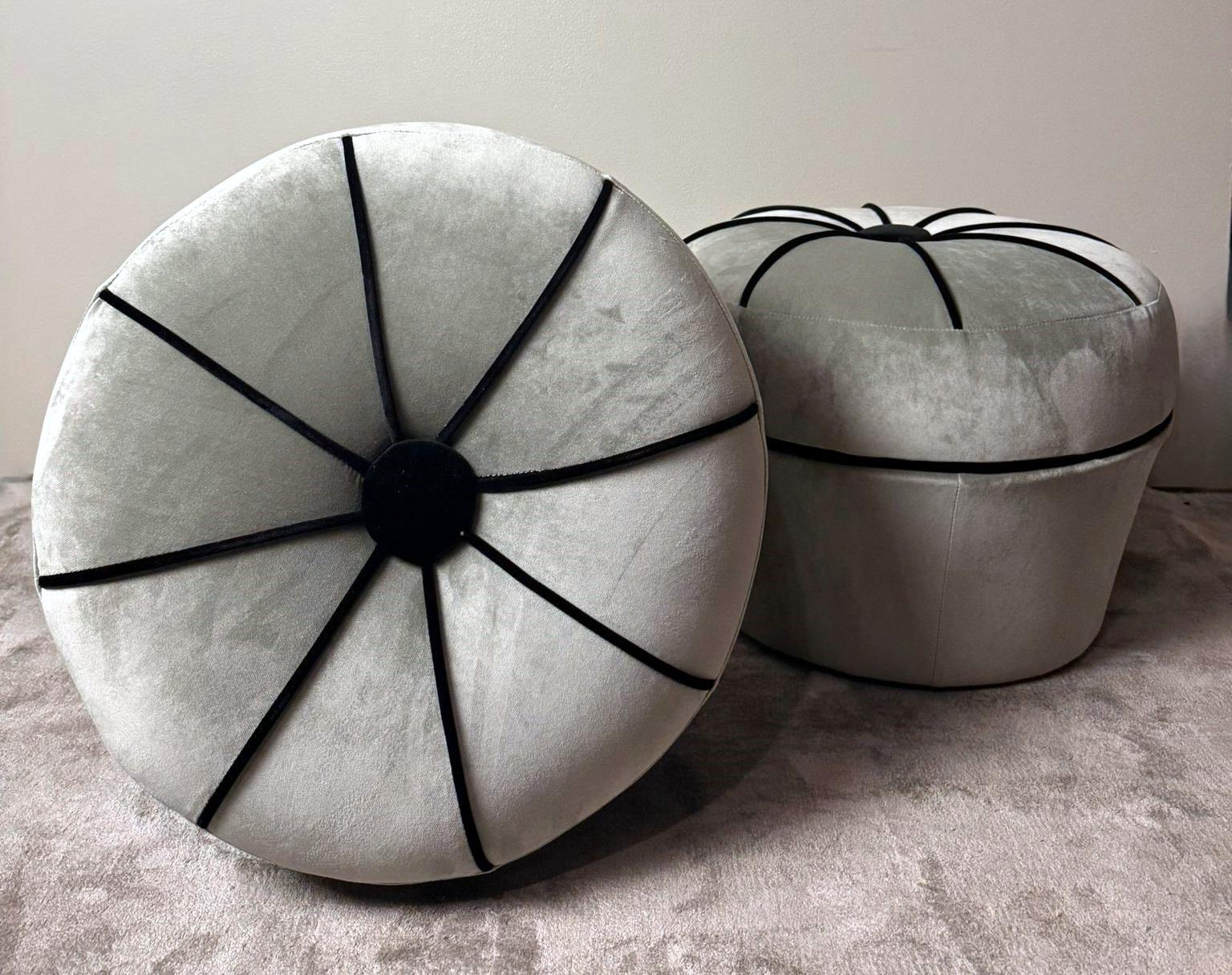 Pareja Vintage De Otomanas Italianas De Terciopelo Gris Con Ribetes Negros en Bueno estado para la venta en Prato, Tuscany