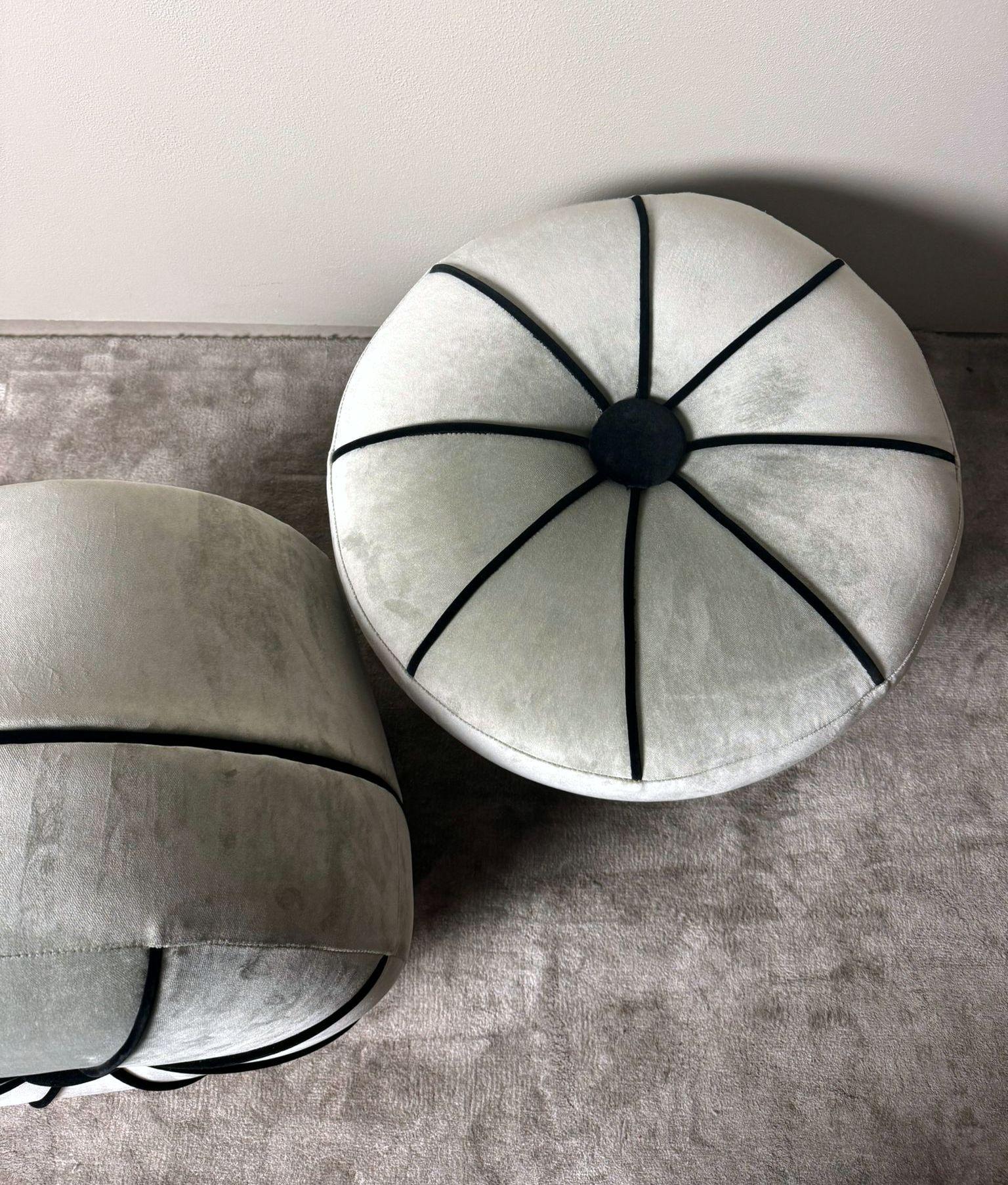 Pareja Vintage De Otomanas Italianas De Terciopelo Gris Con Ribetes Negros en venta 1