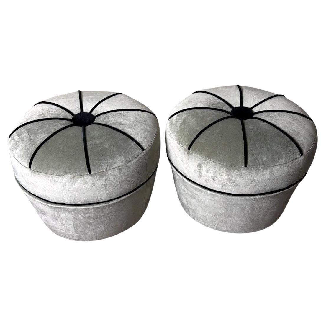 Pareja Vintage De Otomanas Italianas De Terciopelo Gris Con Ribetes Negros en venta