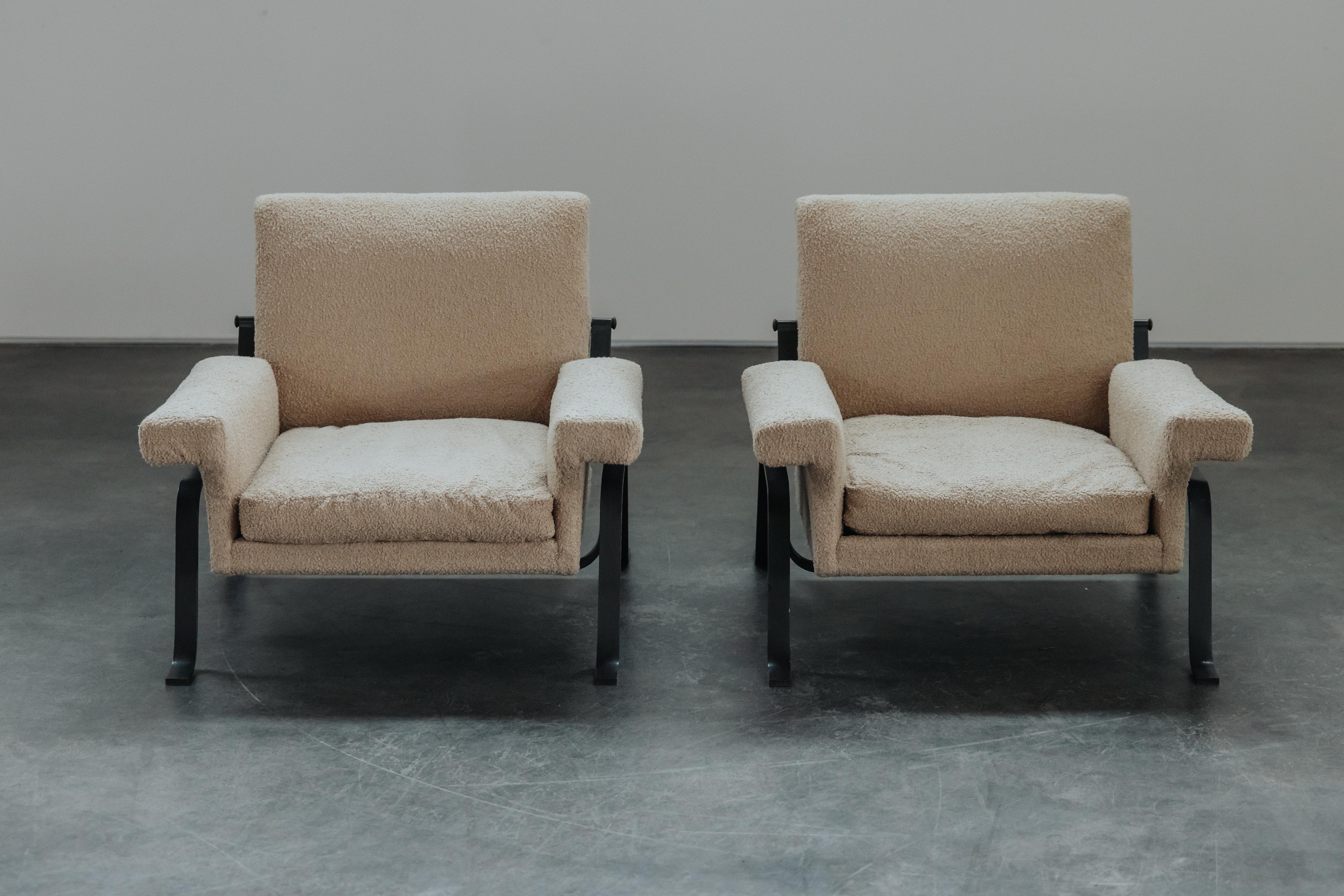 Vintage Pair of Italian Lounge Chairs, CIRCA 1970.  Bequemes Modell mit massivem Stahlgestell, gepolstert mit einem cremefarbenen Bouclé.  Erstklassiger Zustand.