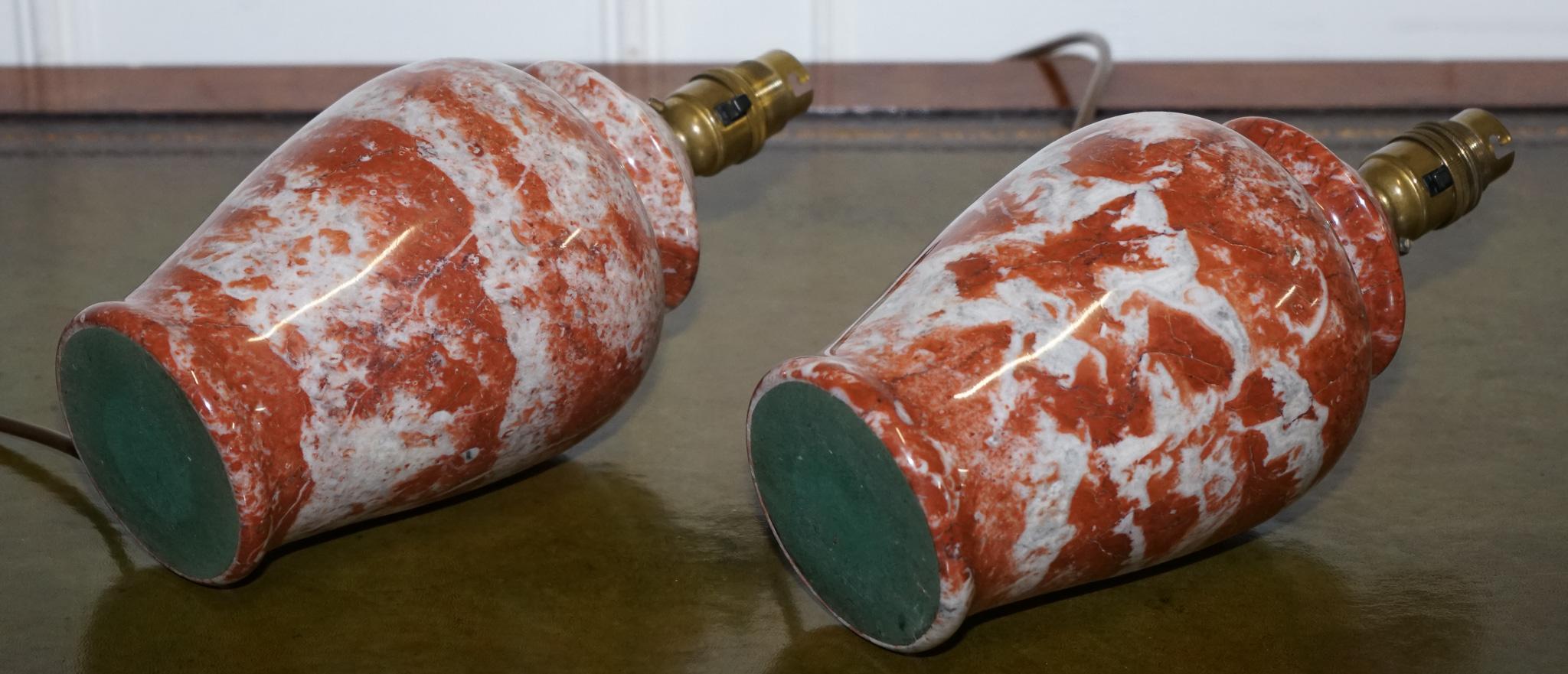 Marbre Paire de lanternes italiennes TERRACOTA et WHiTE COLOURÉES en vente