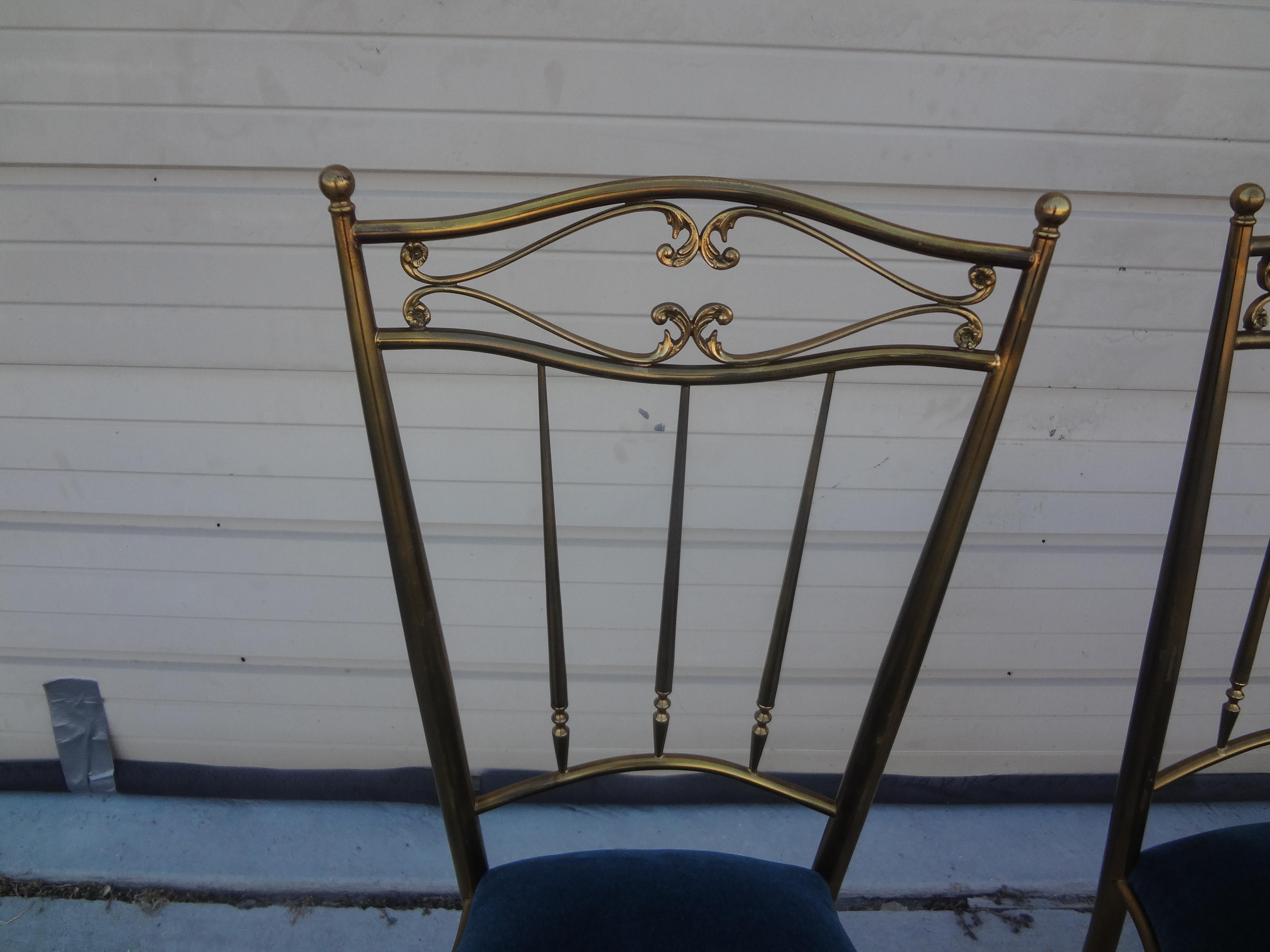 Pair of Italian Neoclassical Style Brass Chiavari Side Chairs In Good Condition For Sale In Houston, TX