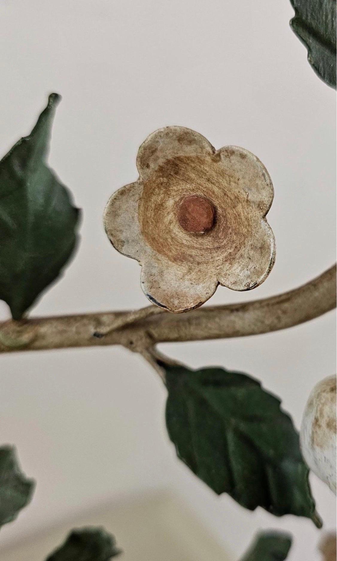 Coppia di alberi da frutta a spalliera in legno d'epoca adornati con mele e uccelli in vendita 2