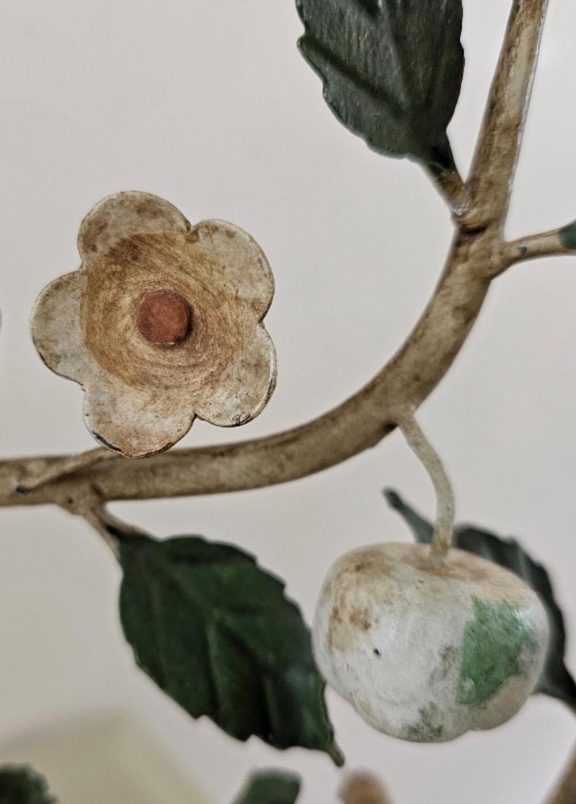 Coppia di alberi da frutta a spalliera in legno d'epoca adornati con mele e uccelli in vendita 4