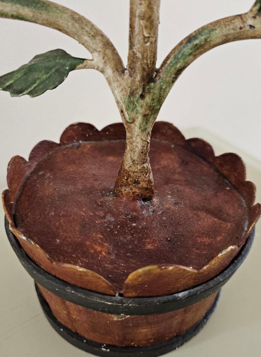 Coppia di alberi da frutta a spalliera in legno d'epoca adornati con mele e uccelli in vendita 5