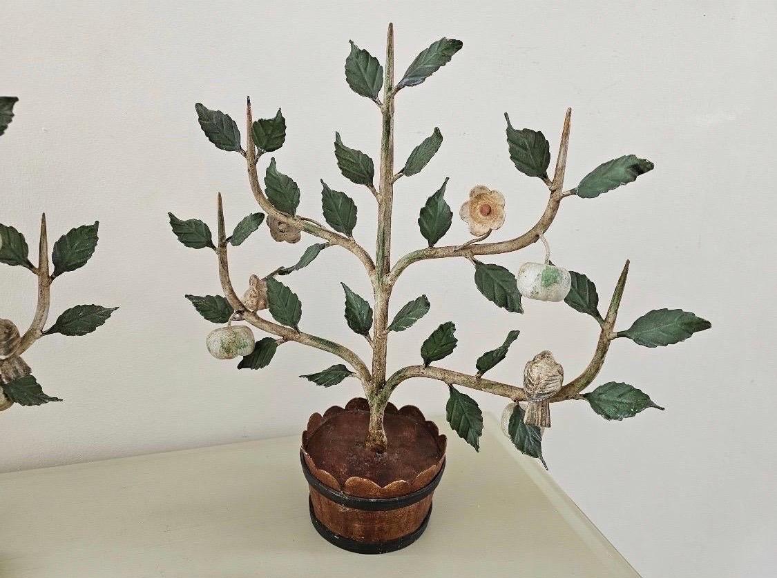 Coppia di alberi da frutta a spalliera in legno d'epoca adornati con mele e uccelli in vendita 6