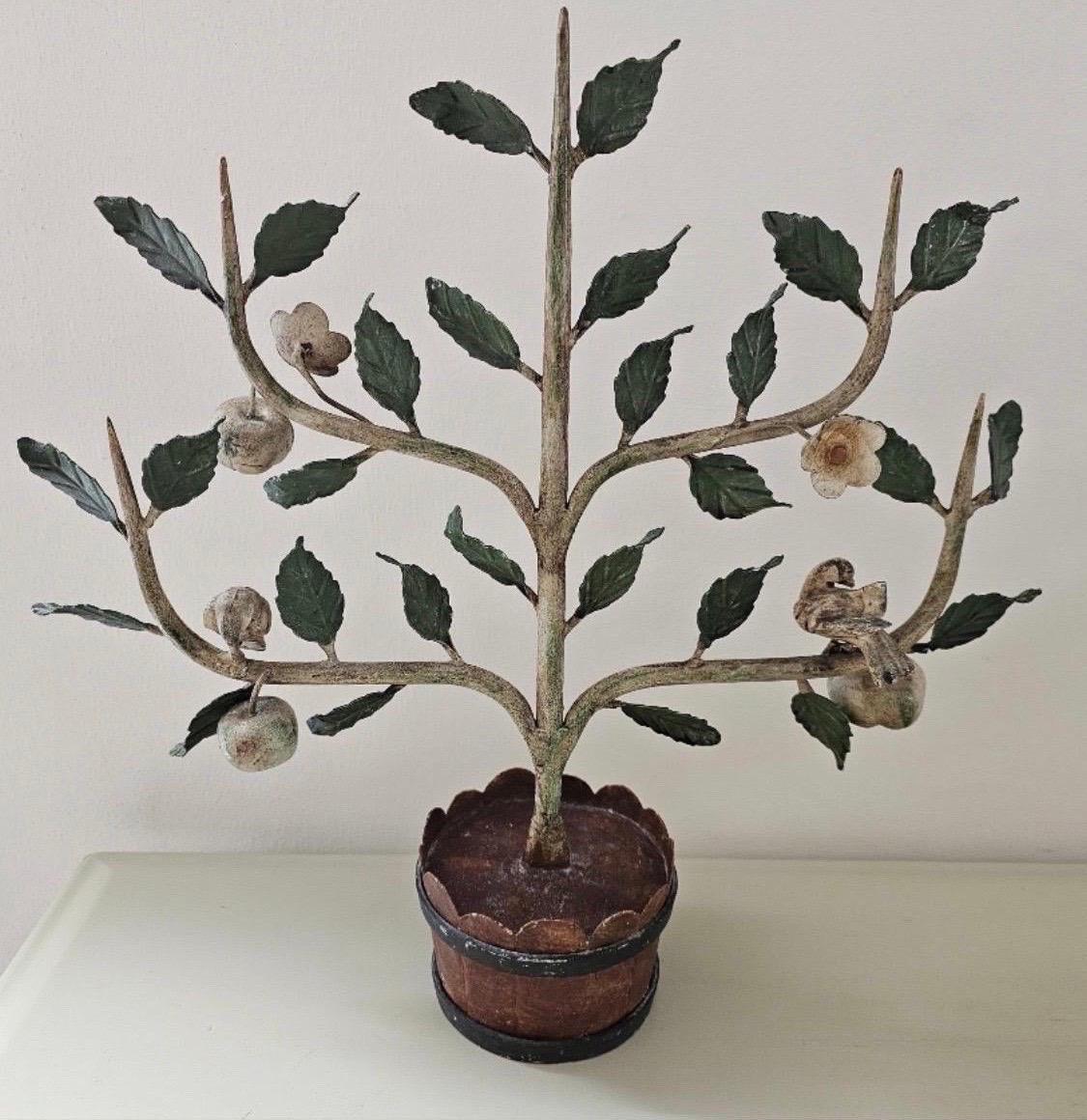 Coppia di alberi da frutta a spalliera in legno d'epoca adornati con mele e uccelli in vendita 7