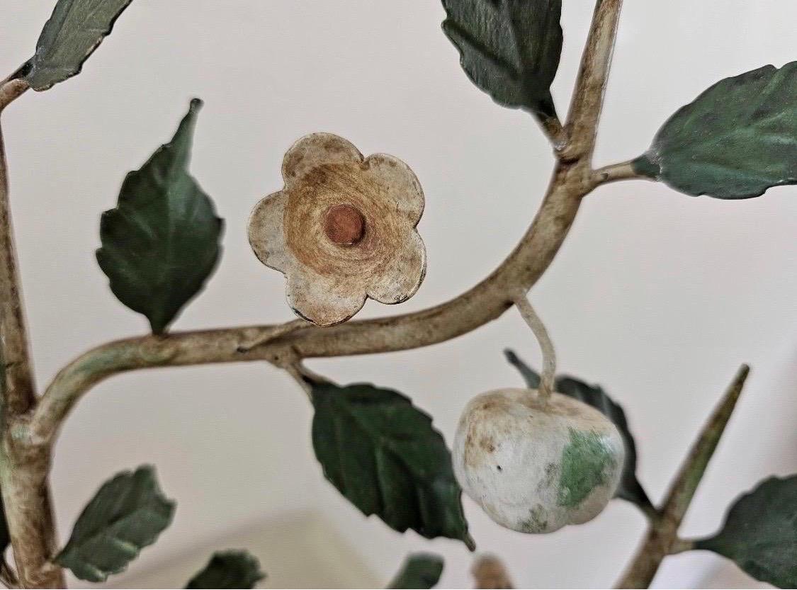 Questa incantevole coppia di alberi da frutta vintage in tole italiane con spalliera è ornata da mele, fiori e uccelli appollaiati dipinti a mano.
Realizzato in metallo e contrassegnato dalla scritta 