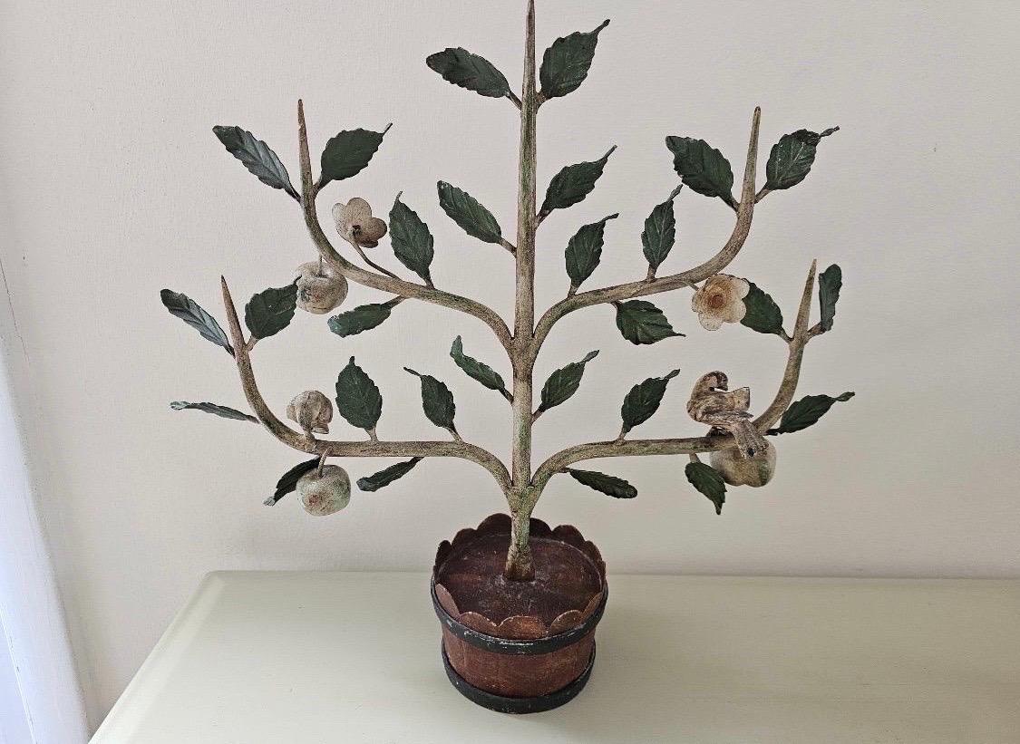 Italiano Coppia di alberi da frutta a spalliera in legno d'epoca adornati con mele e uccelli in vendita