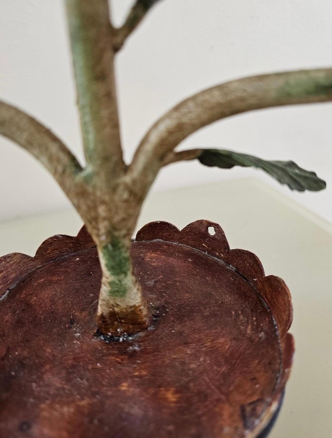 Coppia di alberi da frutta a spalliera in legno d'epoca adornati con mele e uccelli In condizioni deteriorate in vendita a Atlanta, GA