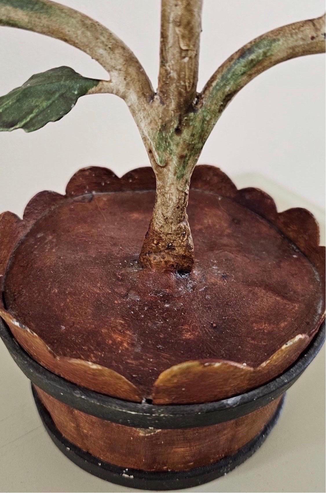 Coppia di alberi da frutta a spalliera in legno d'epoca adornati con mele e uccelli in vendita 1