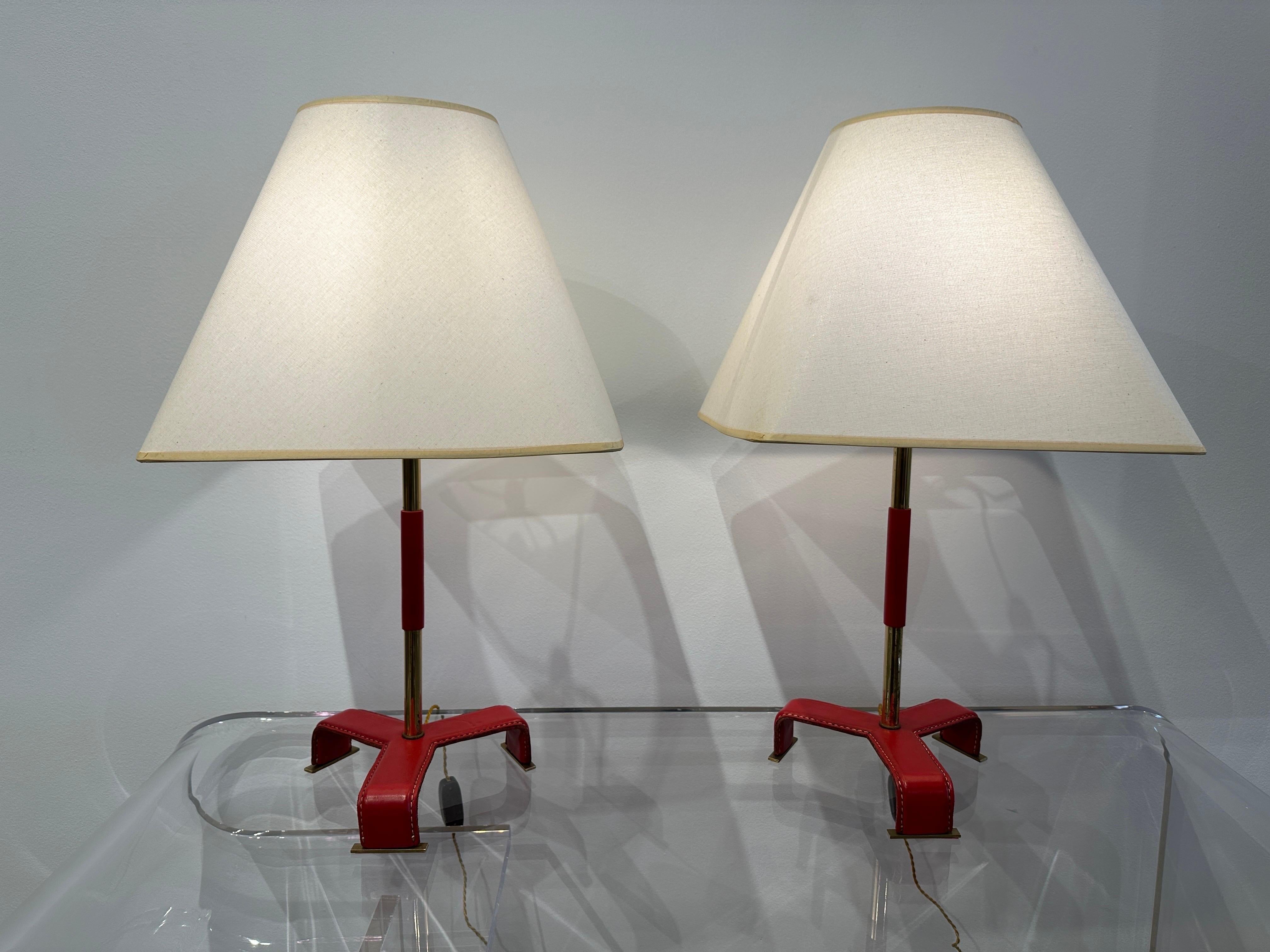 Paire de lampes de bureau vintage de style Jacques Adnet en cuir cousu rouge, années 1950 en vente 6